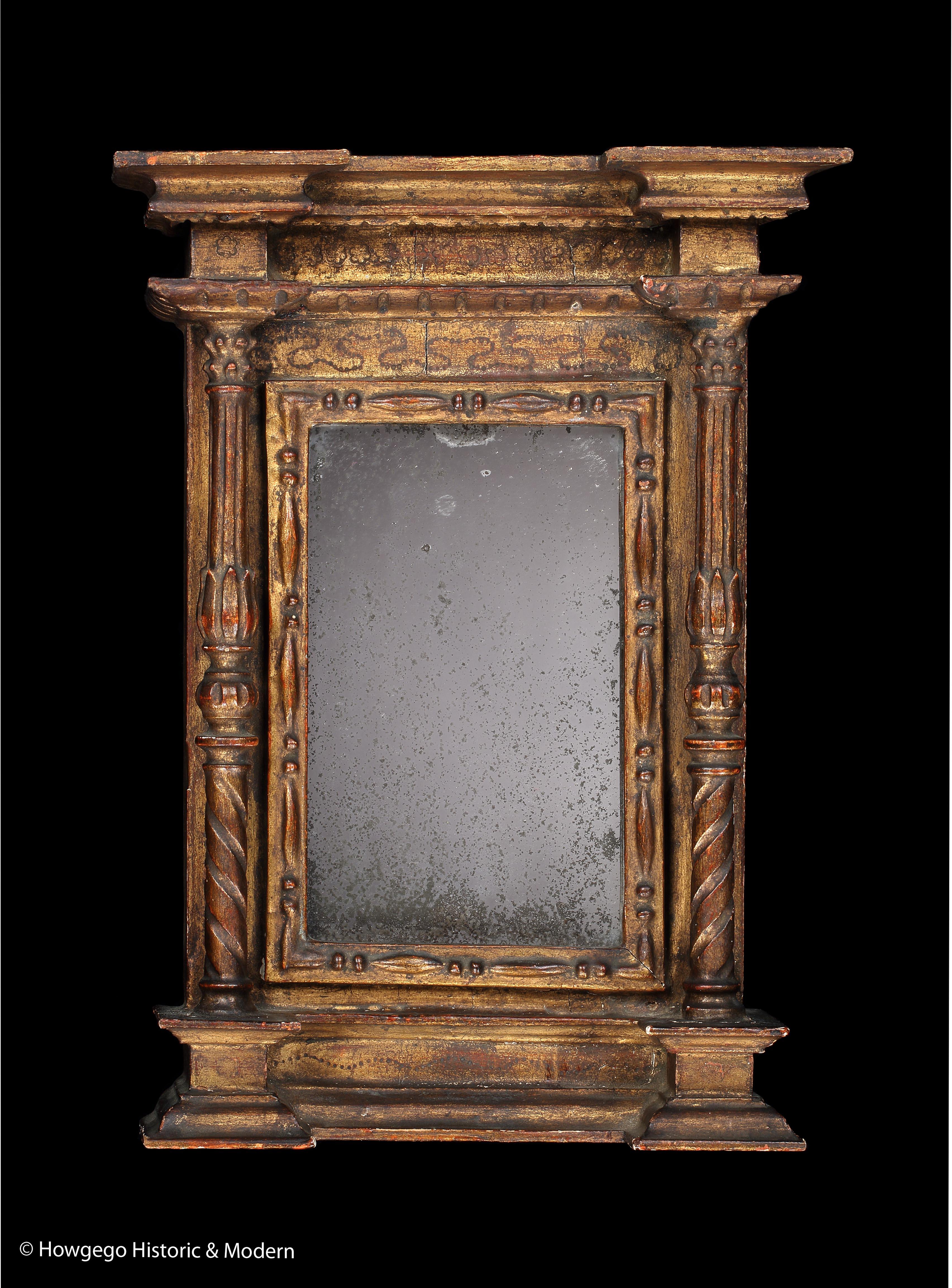 Miroir néoclassique italien doré, de la fin du 18e siècle, exceptionnellement rare et miniature

- Pièce de charme aux proportions exquises, présentant une variété d'ornements néo-classiques fins et caractéristiques 
- Exceptionnellement, rare