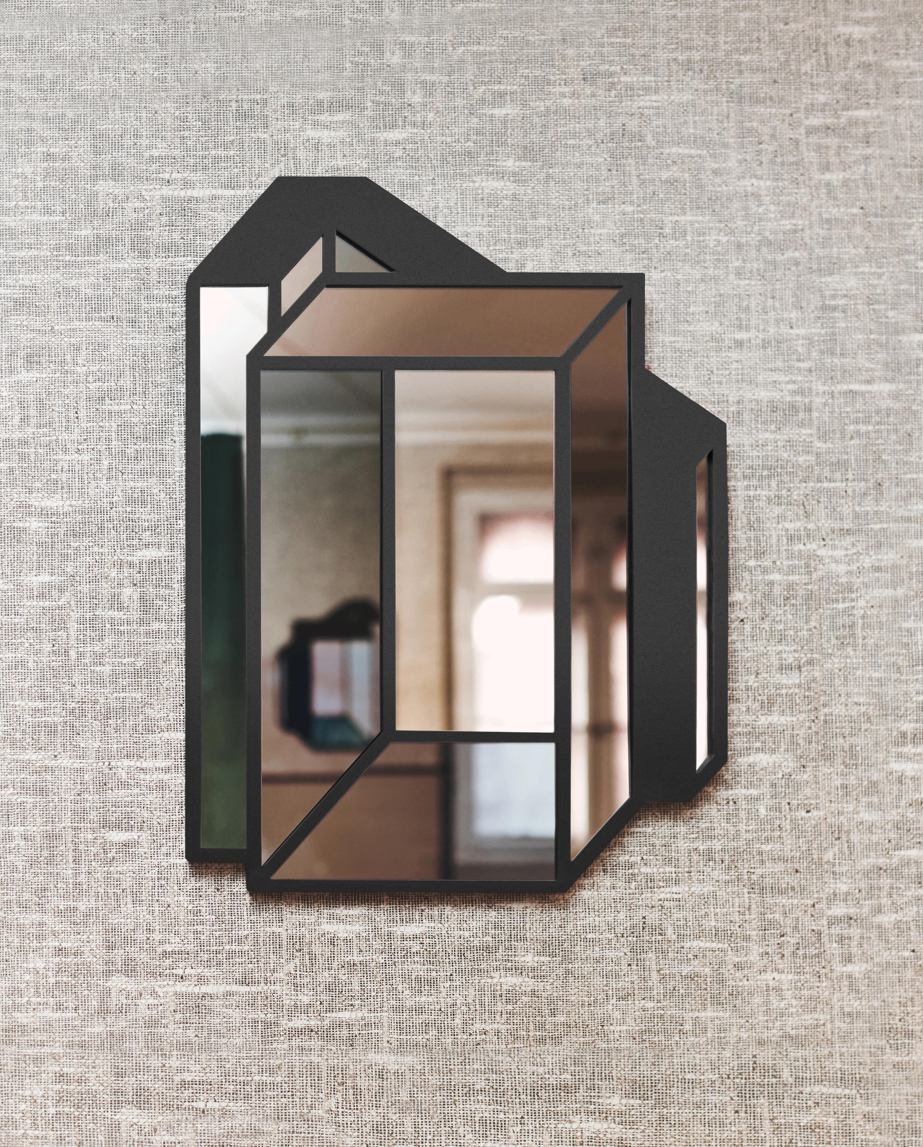 Spiegelobjekt Nr. 2 von Dechem Studio.
Abmessungen: T 53 x H 70 cm.
MATERIAL: Glas, Metall.

Axonometrische, an der Wand befestigte Spiegel als Symbol der Vergänglichkeit und des Vergänglichen übersetzen die dreidimensionalen Beziehungen in eine