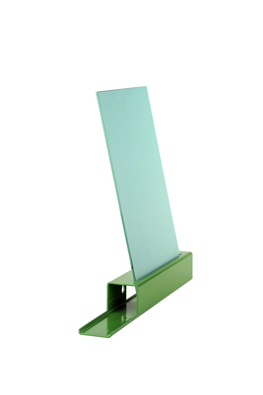 The M1 (Mirror 1) is a line of mirrors. This industrial yet elegant design is available in various versions, colours and sizes. Alone or in combination, you can make a statement out of functionality. Due to the timeless design incorporated in an