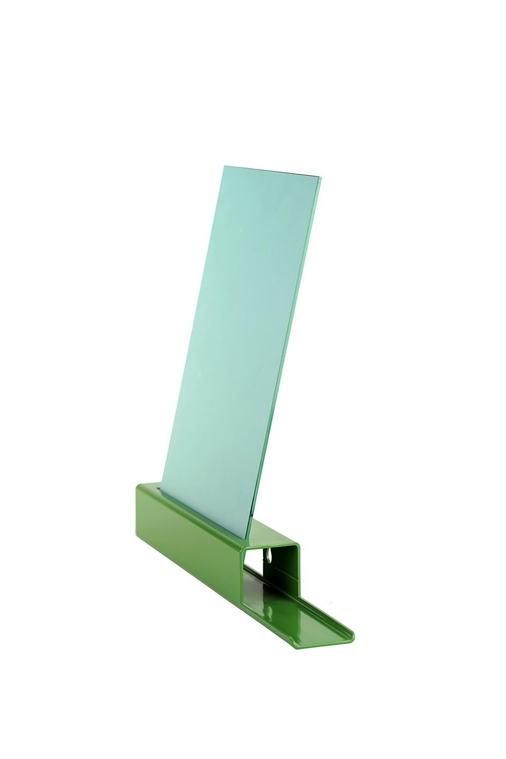 The M1 (Mirror 1) is a line of mirrors. This industrial yet elegant design is available in various versions, colours and sizes. Alone or in combination, you can make a statement out of functionality. Due to the timeless design incorporated in an