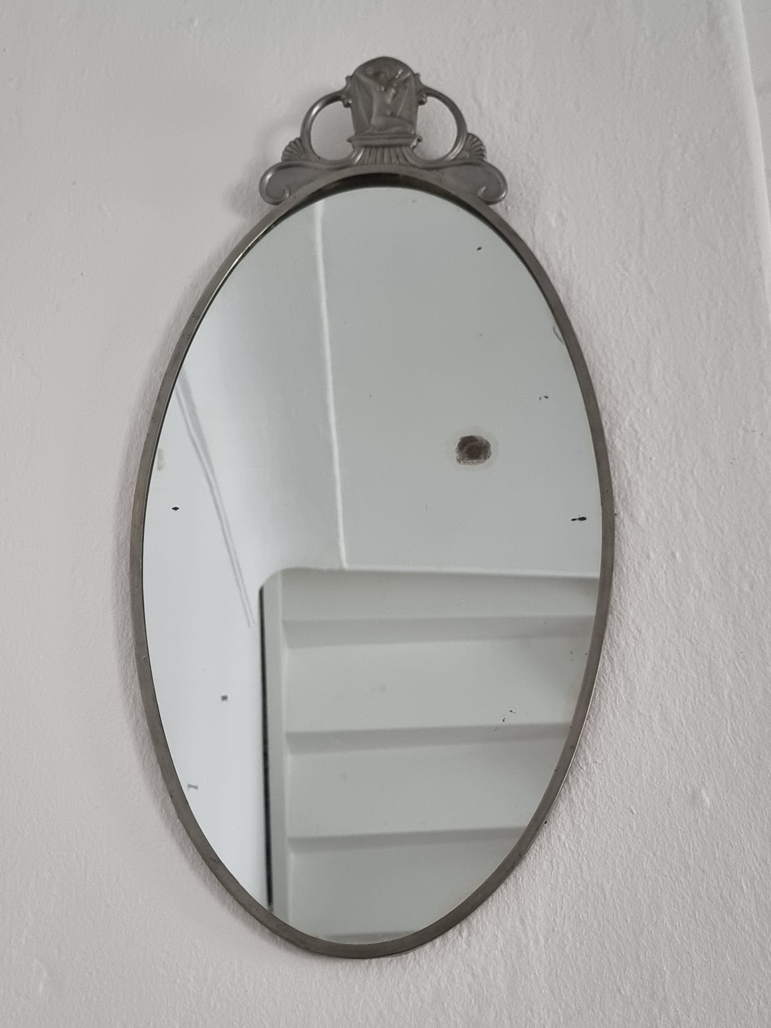 Magnifique miroir en étain, avec un décor de femme. Fabriqué en Suède dans les années 1930, / Swedish Grace (Swedish Art Deco). Avec poinçon : Svenskt Tenn.

Cadre en étain en bon état, verre présentant des signes d'âge et d'usure. 

Belle patine