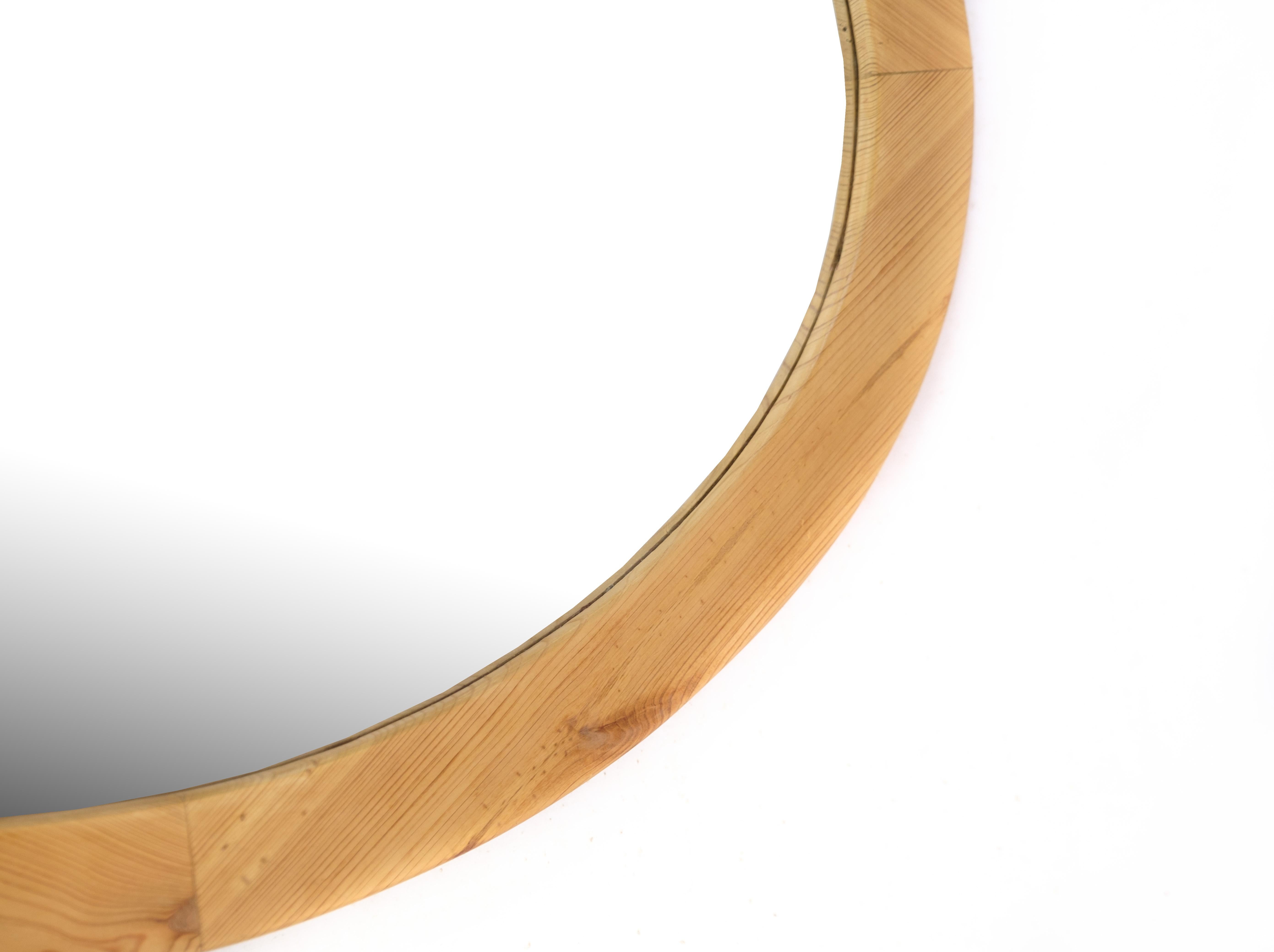 Oval mirror in light pine wood from around the 1920s.
Dimensions in cm: H:88 W:62.
