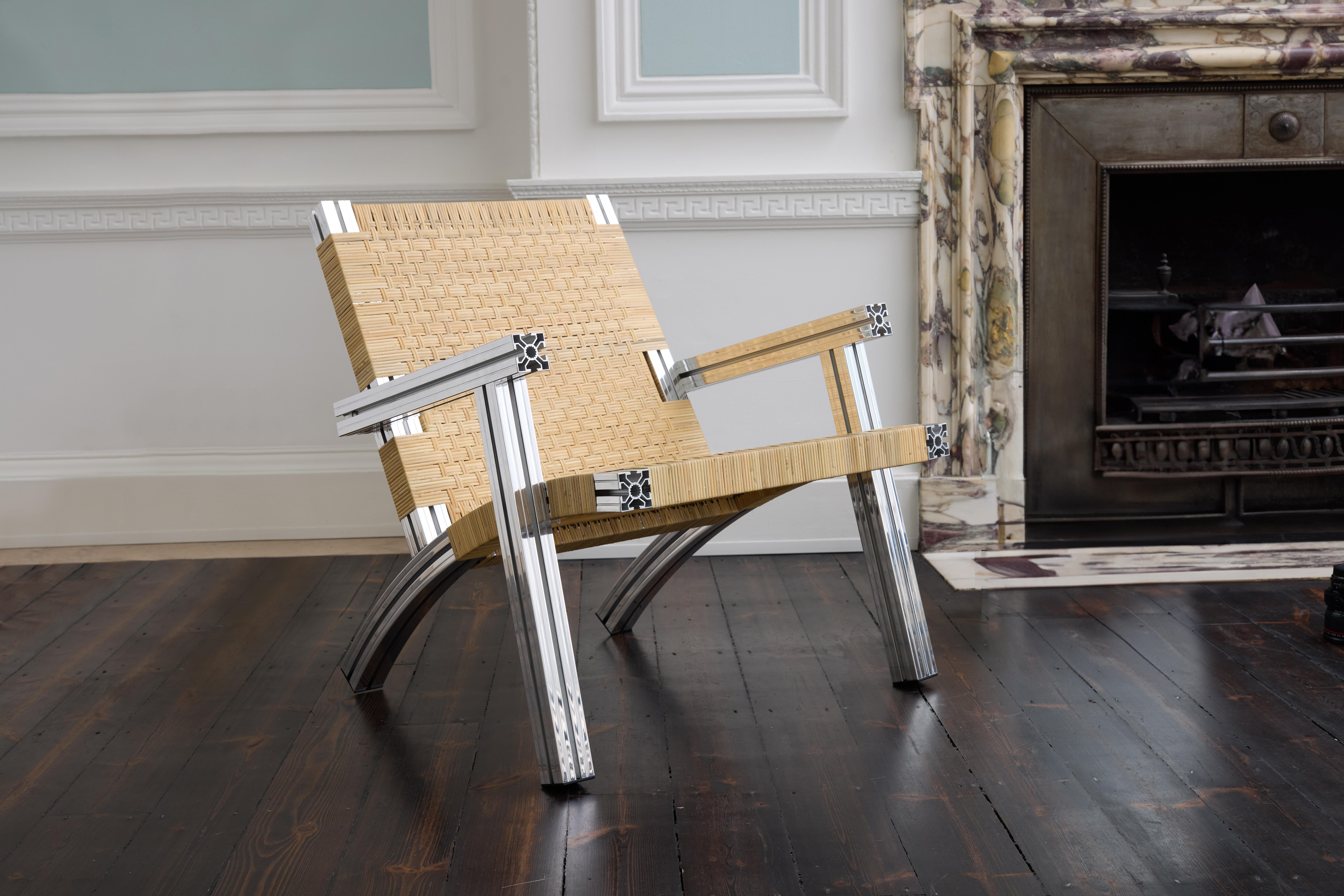 Fauteuil composé d'extrusions d'aluminium poli miroir et d'une assise en canne tressée.

Réalisé à l'origine pour la Hepworth Gallery de Wakefield et inspiré par Donald Judd et Børge Mogensen, Anodised Wicker marie l'aluminium extrudé et anodisé