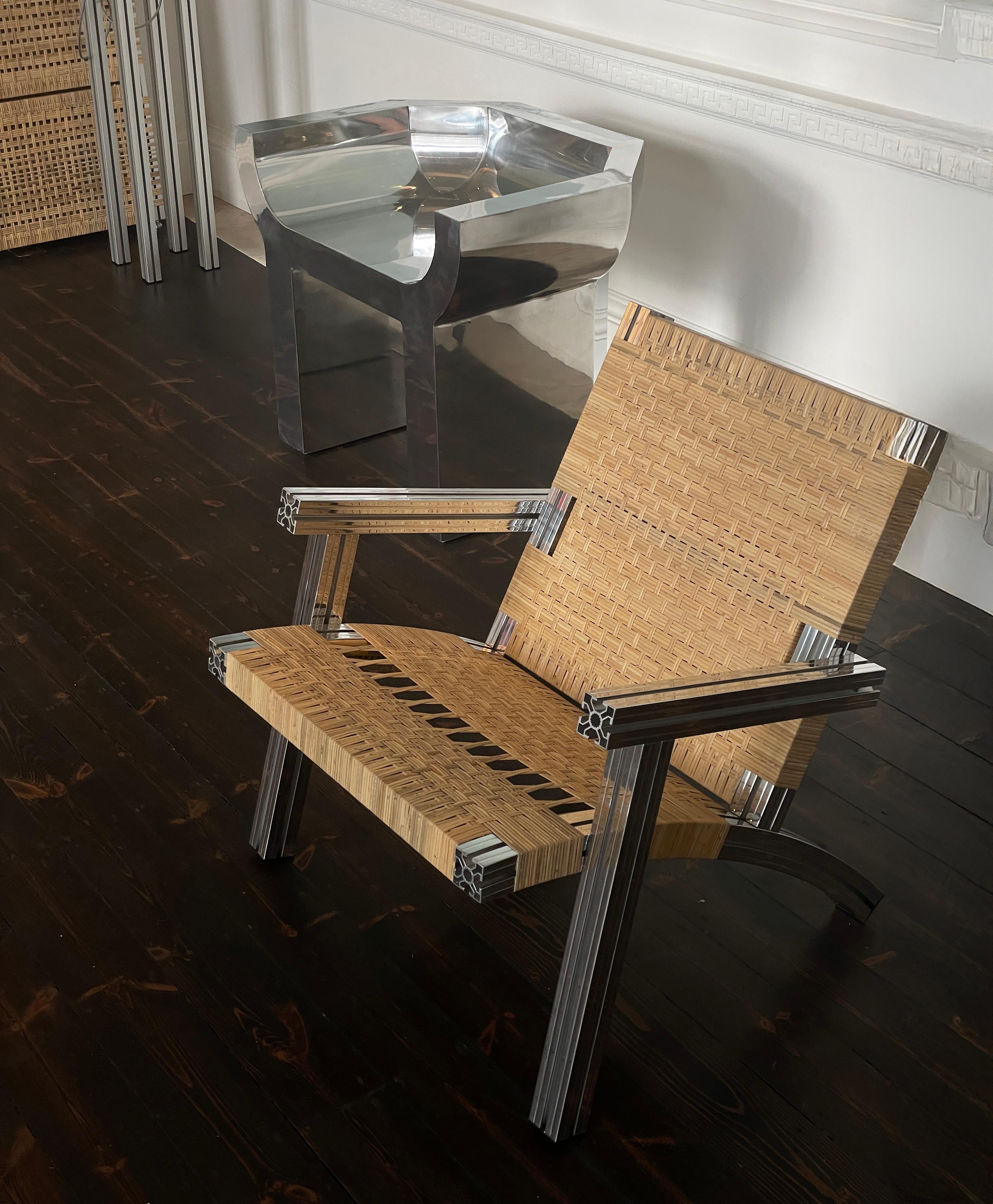 Moderne Fauteuil en aluminium poli miroir avec assise en rotin en vente