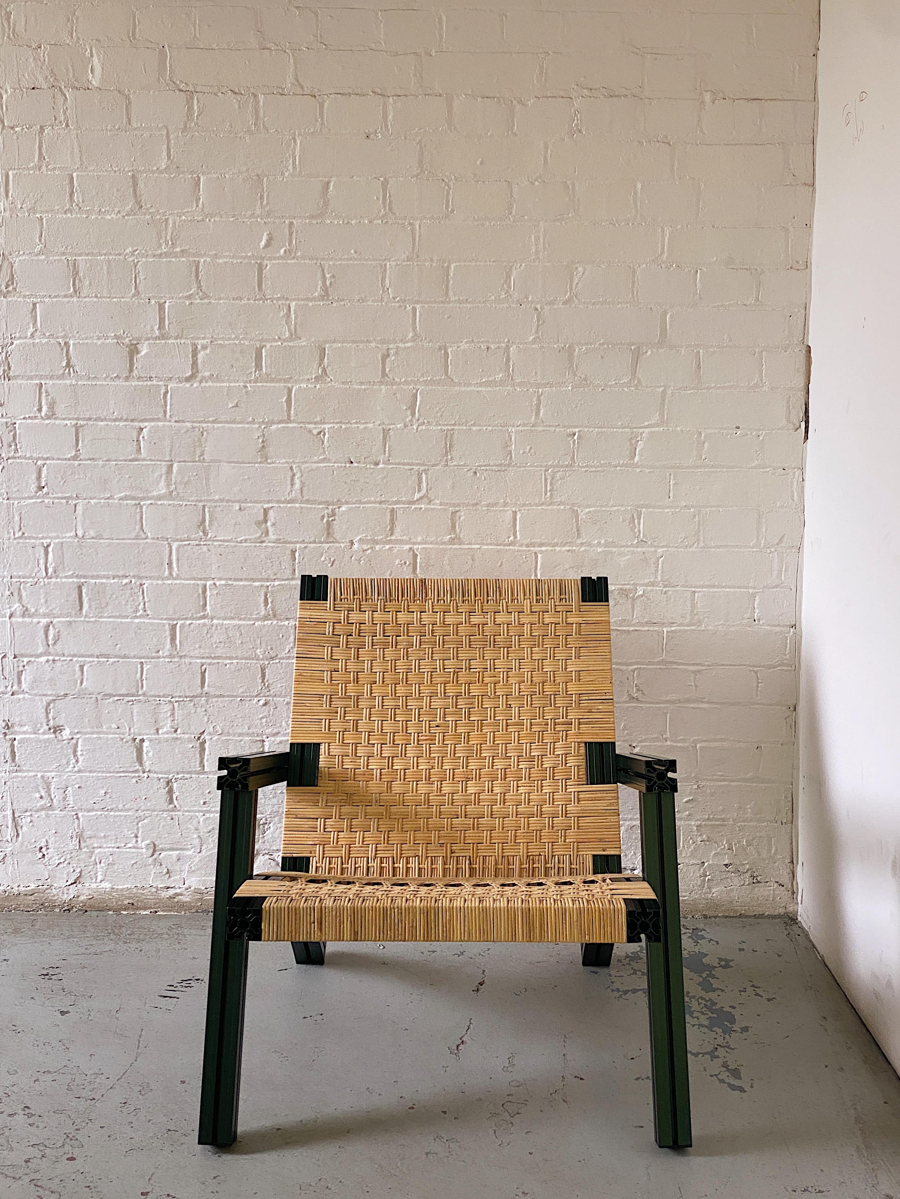 Fauteuil en aluminium poli miroir avec assise en rotin Neuf - En vente à London, GB