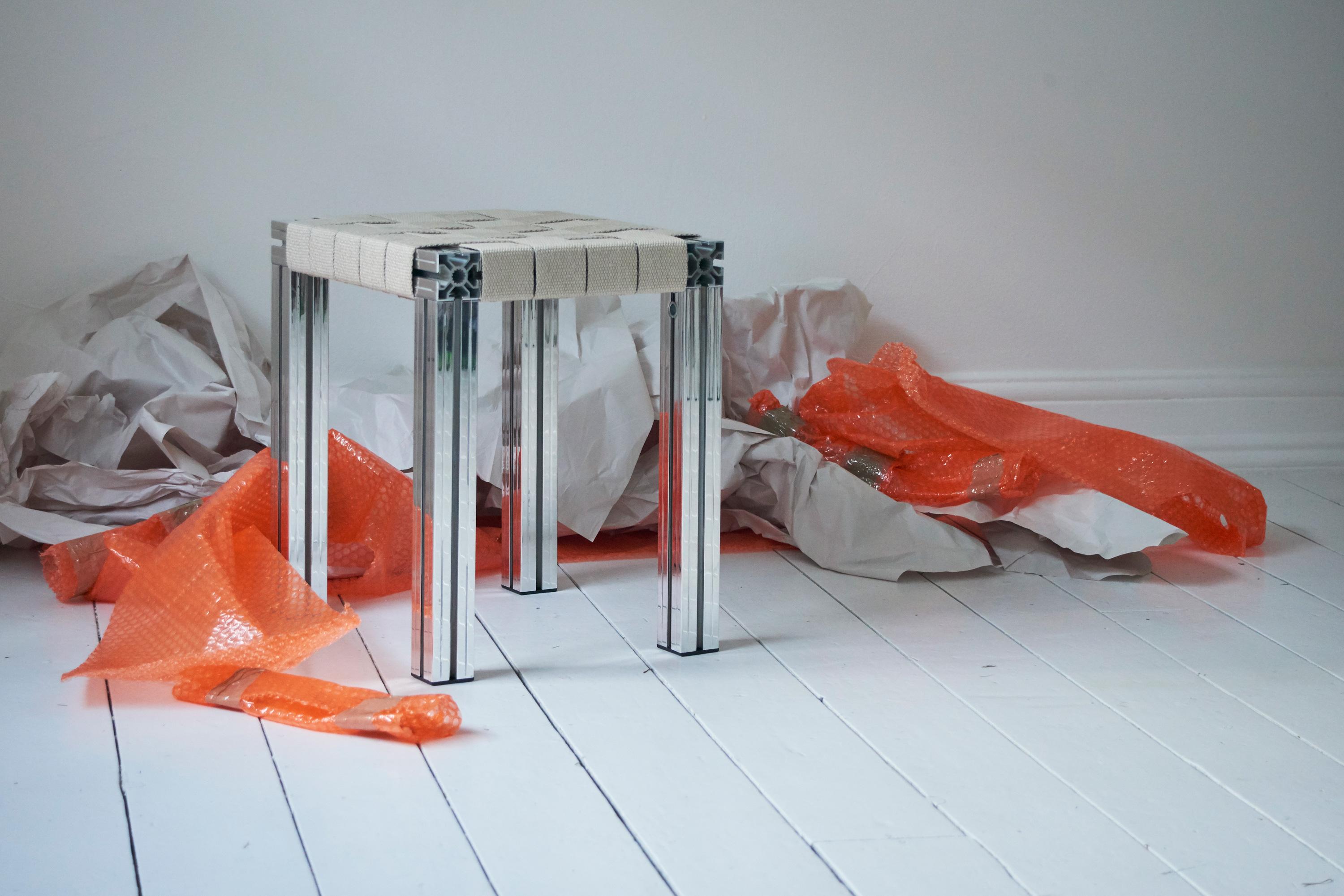Spiegel-Hocker aus poliertem Aluminium mit beigefarbenem Vegan- Apfelleder-Sitzmöbel im Zustand „Neu“ im Angebot in London, GB