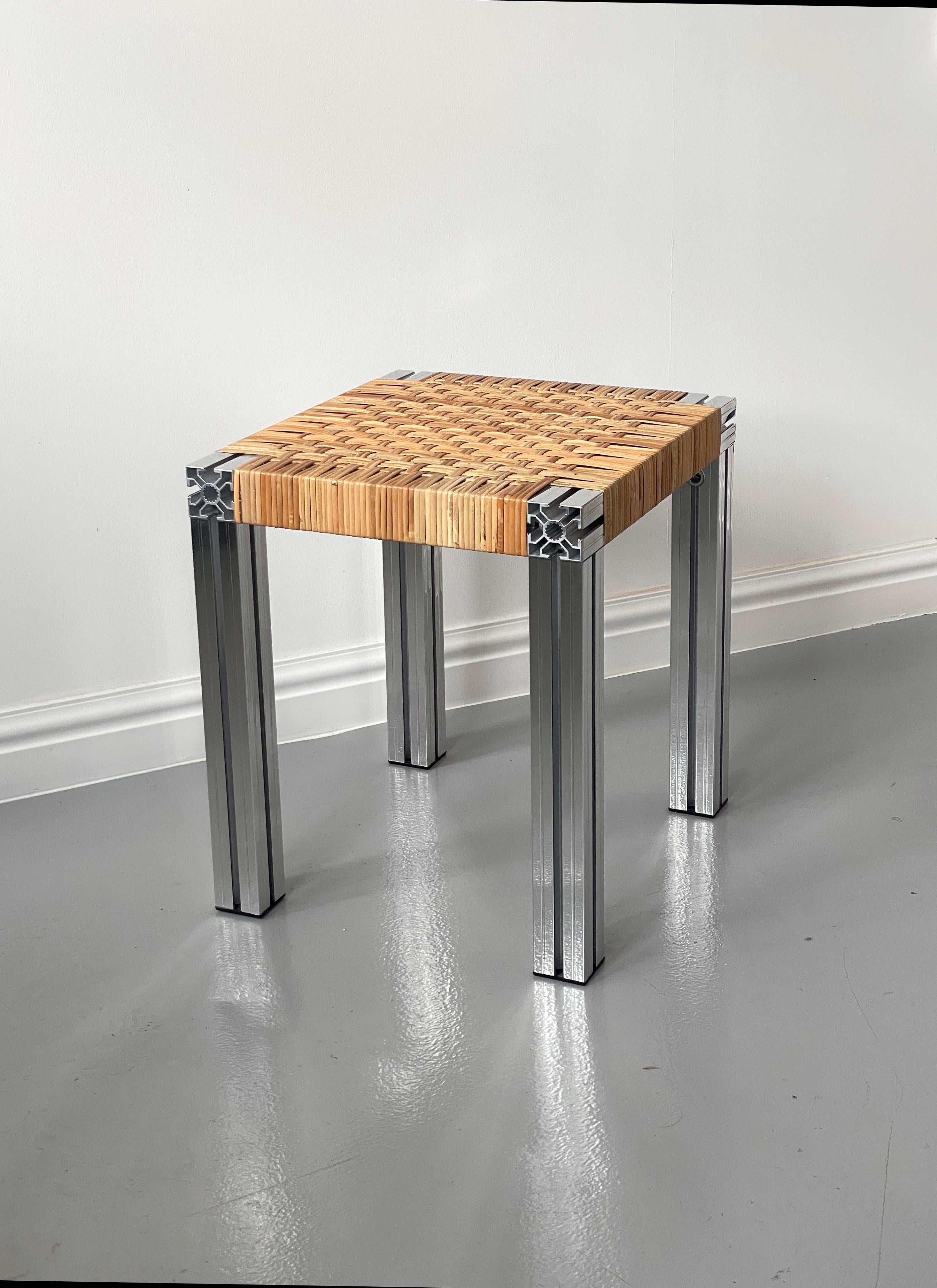 Sgabello in alluminio lucidato a specchio con seduta in canna lappata In condizioni Nuovo in vendita a London, GB