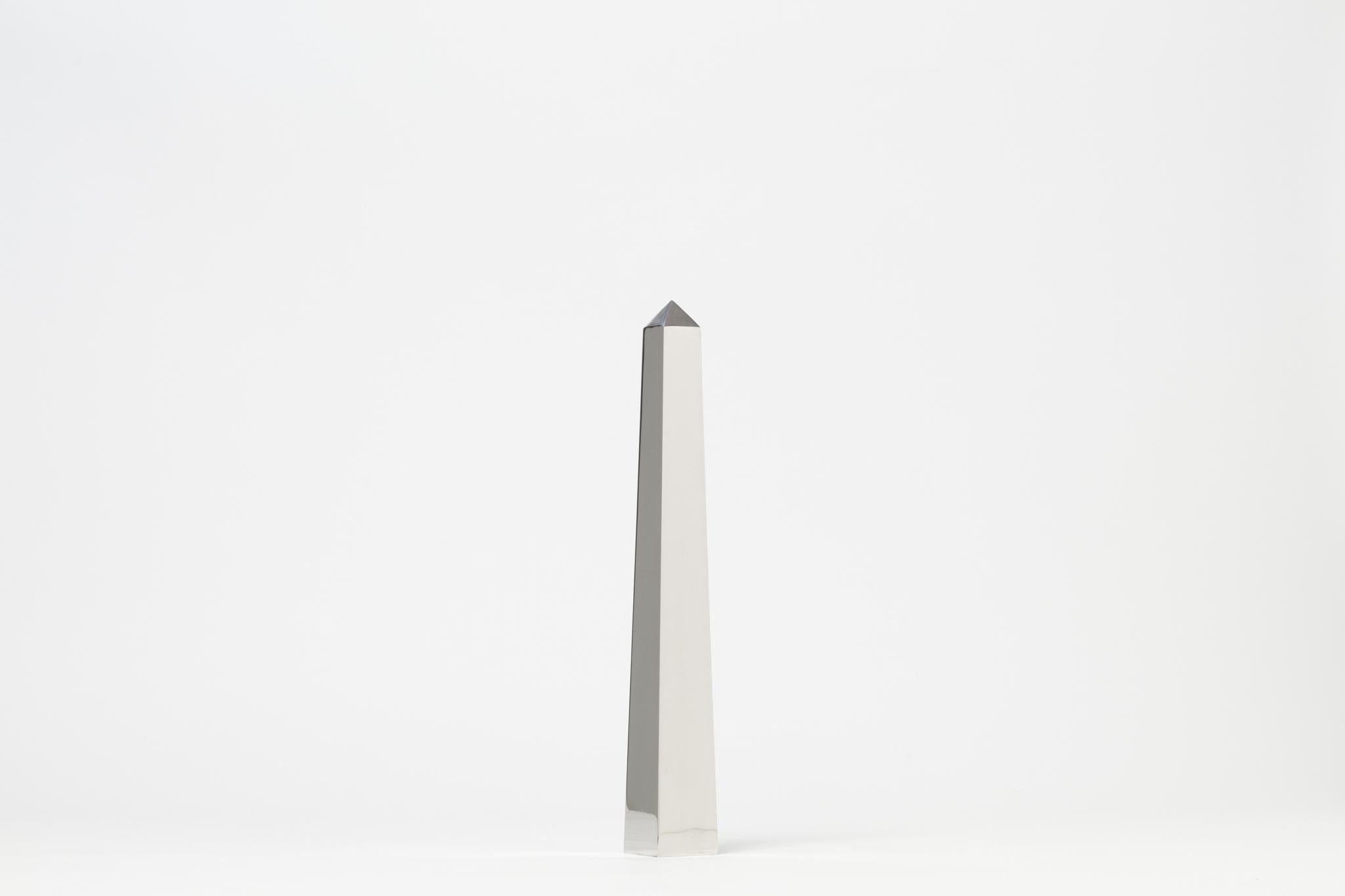 SET aus hochglanzpolierten Obelisken aus Edelstahl. Aus einem Stück gegossen, ideal für Tischplatten, Schreibtische, Bücherregale usw. 

DAS SET ENTHÄLT:
1X Obelisk 40cm
2X Obelisk 30cm
1X Obelisk 20cm

(PREIS ALS SET)