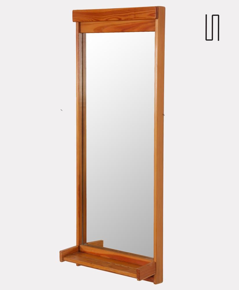 Mirror edited by in Czech Republic by Drevokov in the 1970s. Ce meuble en bois est en bon état. 