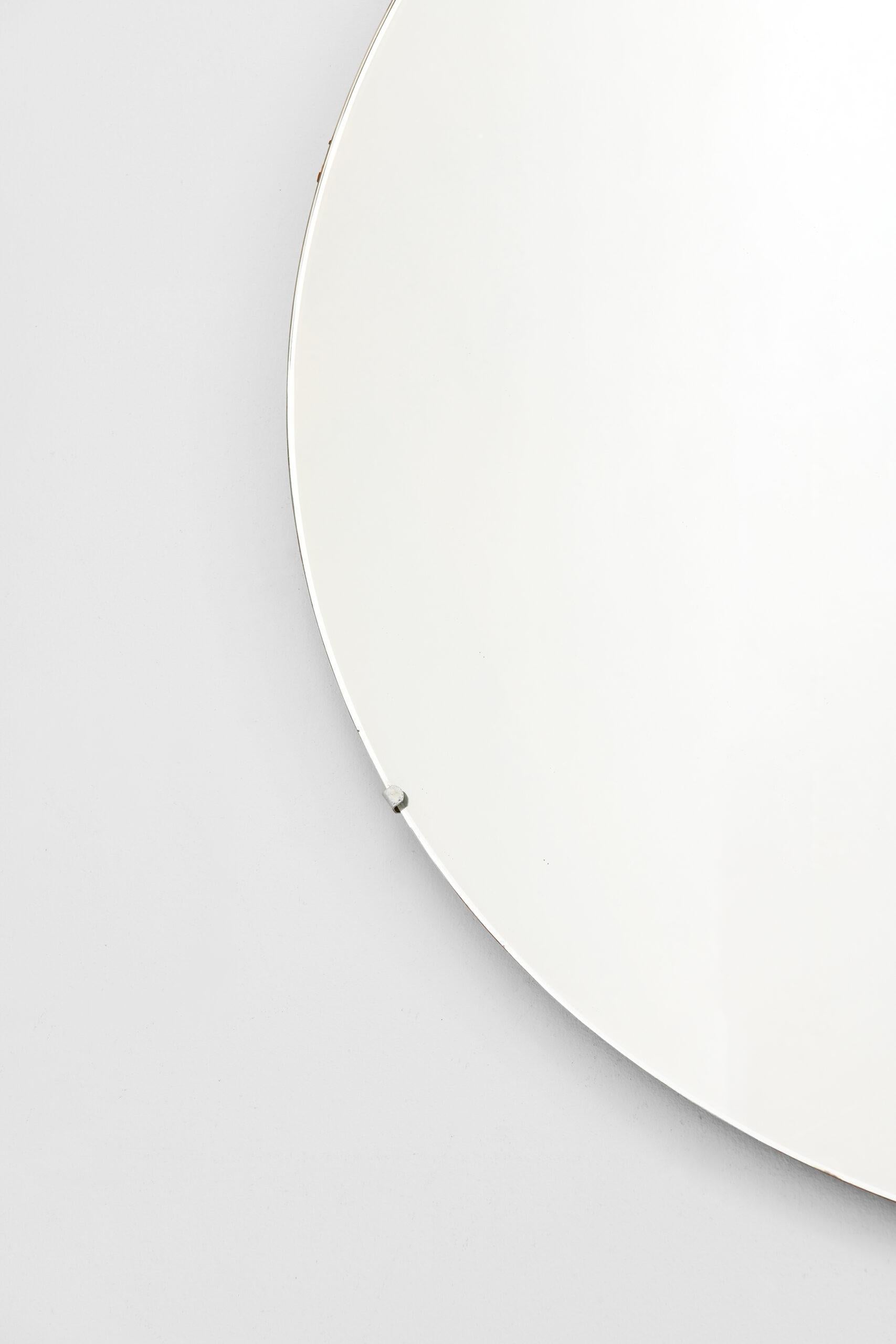 Großer runder Spiegel von unbekanntem Designer. Produziert in Schweden.