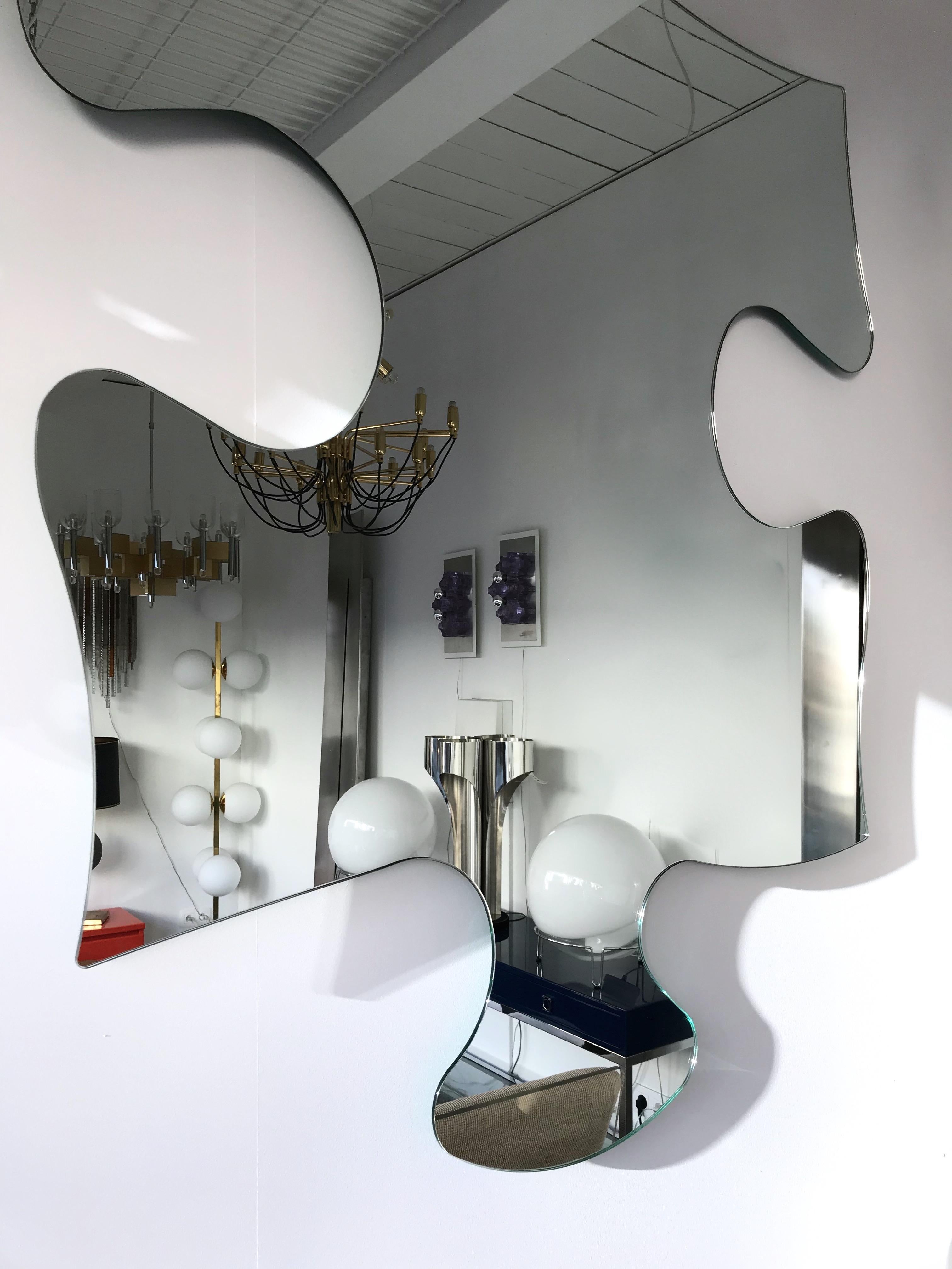 Miroir mural modèle Puzzle du designer Nanda Vigo. Une pièce créée en 1995. A utiliser également à l'horizontale.