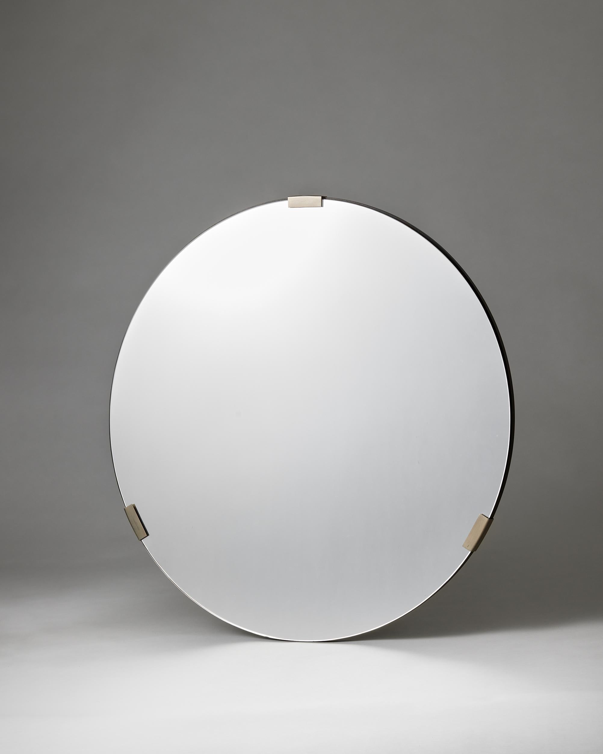 Mirror ‘Record’ designed by Axel Einar Hjorth for Nordiska Kompaniet,
Sweden, 1930s.

Brushed steel and mirrored glass.

Stamped.

Diameter: 90 cm
Depth: 3 cm 

From 1927 to 1938, Axel-Einar Hjorth was the chief architect and designer at the