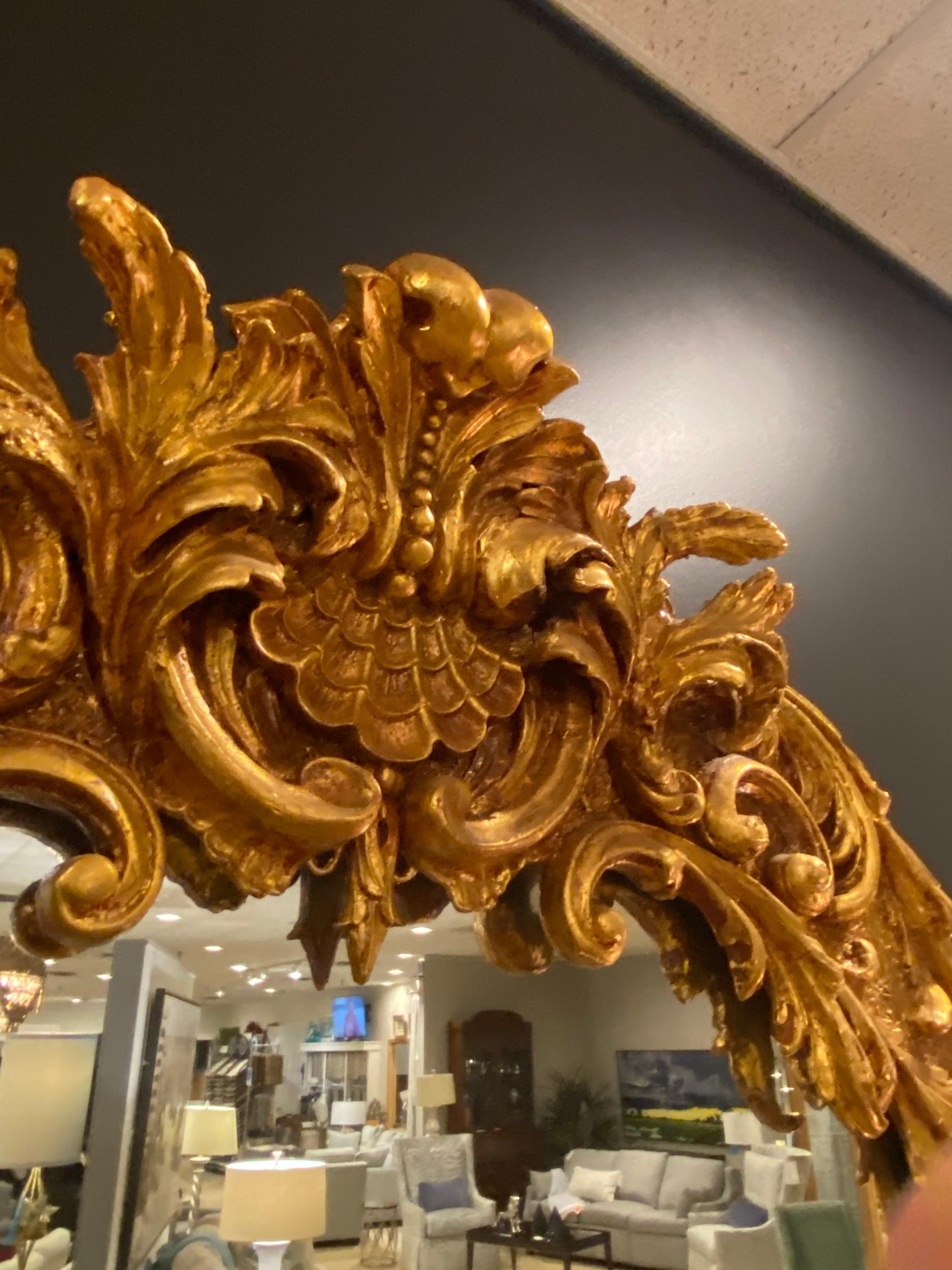 Spiegel-Spiegel im Rokoko-Stil aus edwardianischem Holz und Gesso-Rahmen über Kaminsims mit Blattgold (amerikanisch) im Angebot