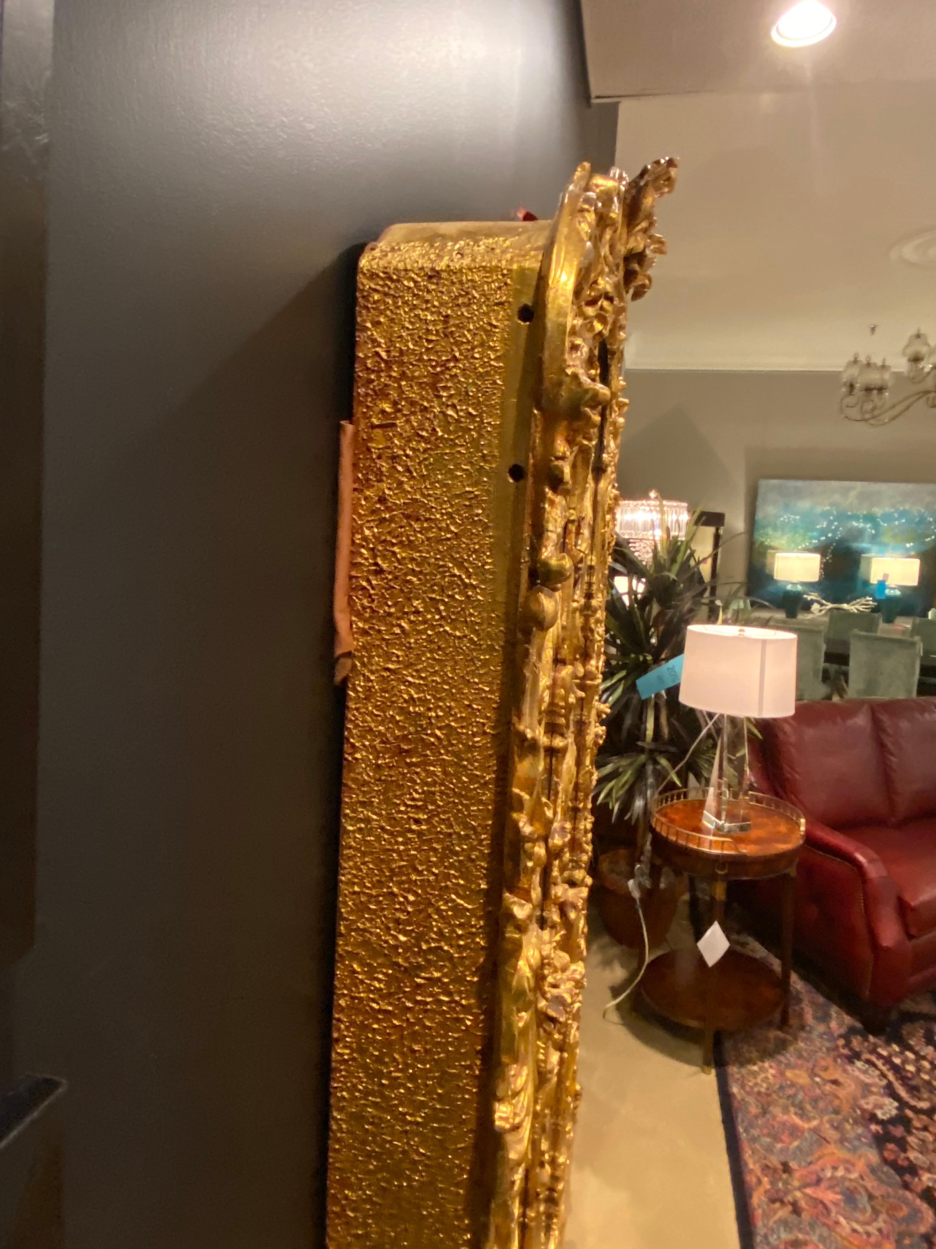 Spiegel-Spiegel im Rokoko-Stil aus edwardianischem Holz und Gesso-Rahmen über Kaminsims mit Blattgold (Frühes 20. Jahrhundert) im Angebot