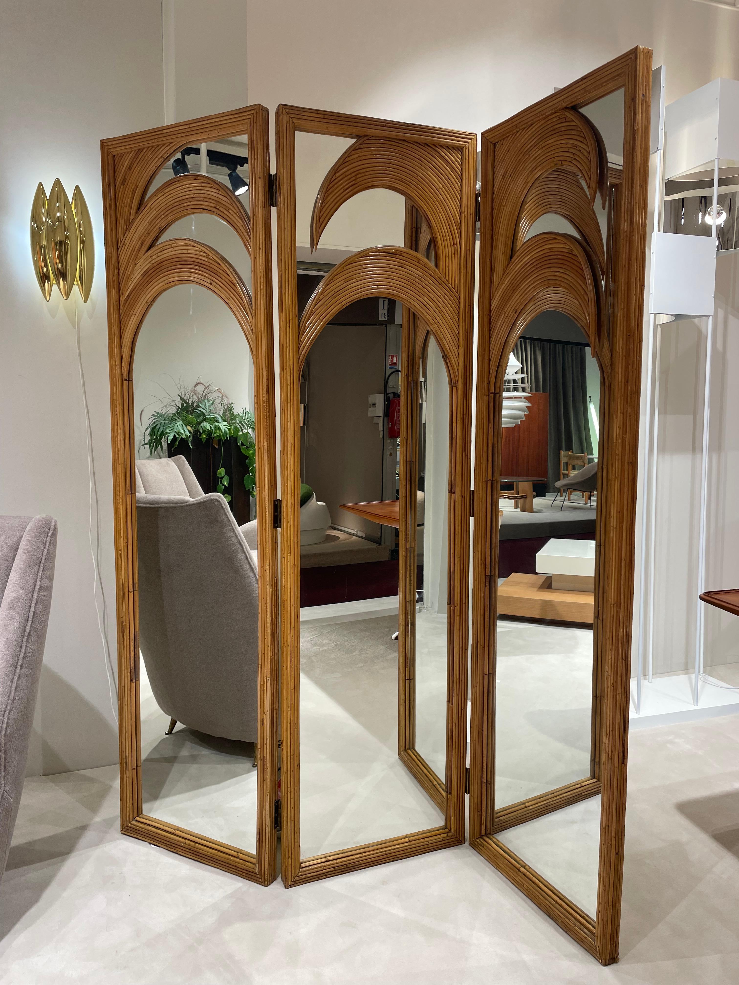 Paravento a specchio a tre pannelli con motivo a palma.

Struttura in rattan e specchio su entrambi i lati.
Origine: Italia, anni '70

Edizione: Vivai del Sud
Dimensioni: Lunghezza 200 cm, Altezza 183 cm, Larghezza 5 cm

Leader del design romano,
