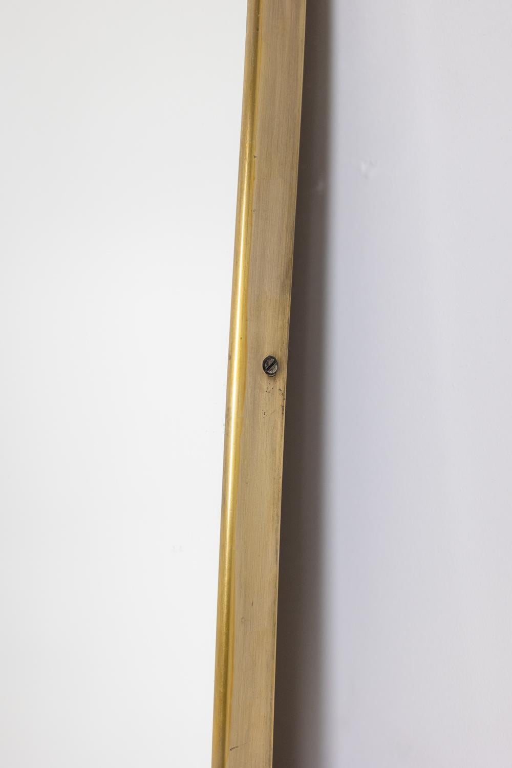Specchio con asta in ottone dorato. 1970s. In condizioni ottime in vendita a Saint-Ouen, FR