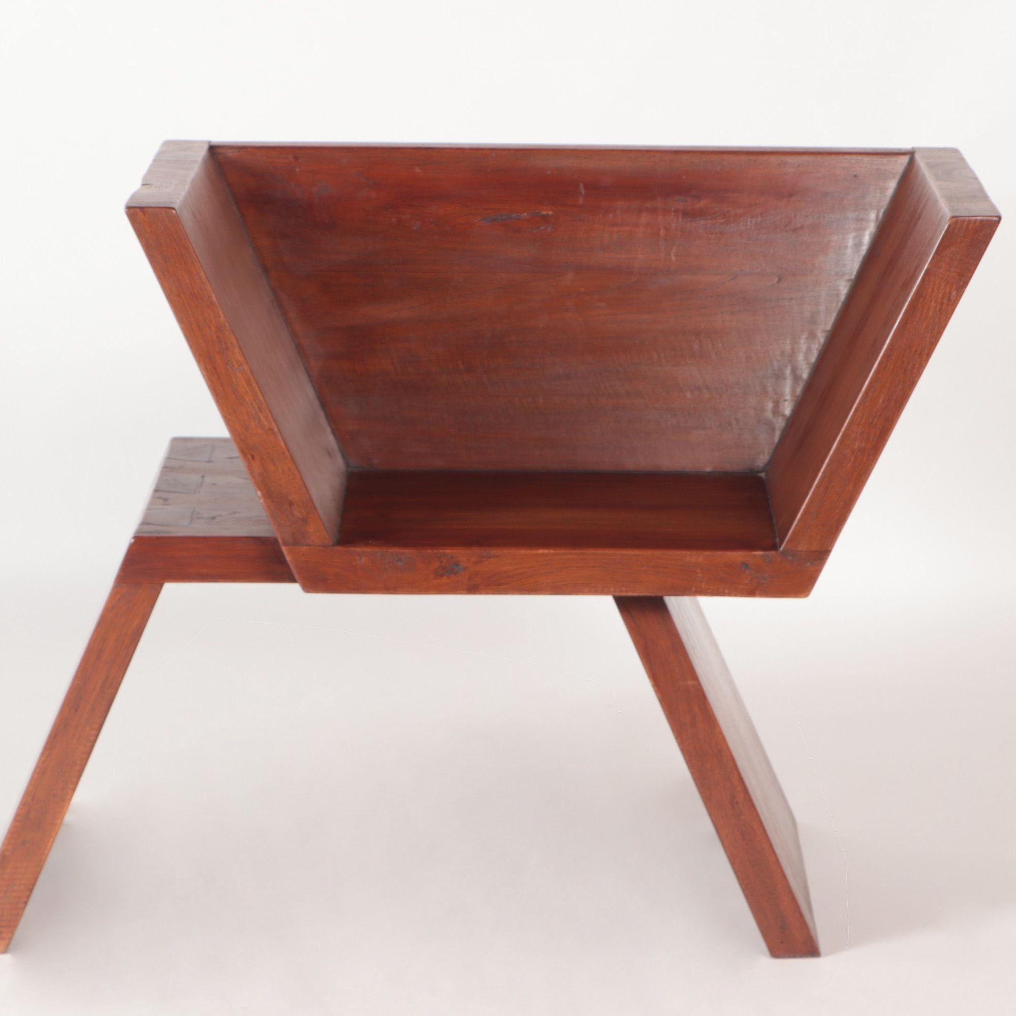 Conçu par Maximilian Eicke pour sa marque Max ID NY.
 
Ce fauteuil club sculptural est fabriqué en teck massif avec une finition cirée et des joints à queue d'aronde visibles et surdimensionnés.
 
Conçu et fabriqué dans le cadre de sa collection