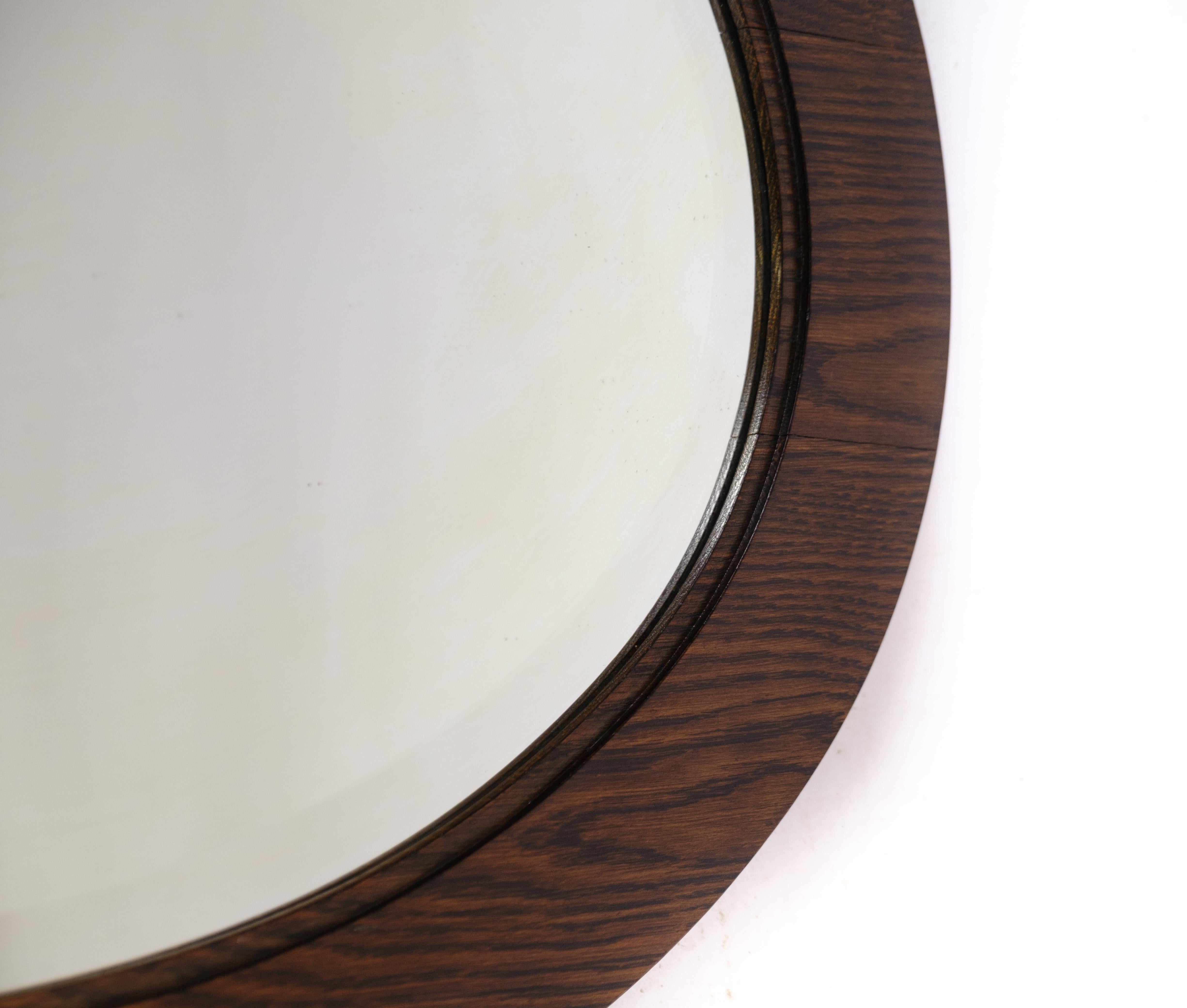 Antique oval mirror in dark stained oak from around the 1910s.
Dimensions in cm: H:74 W:103.