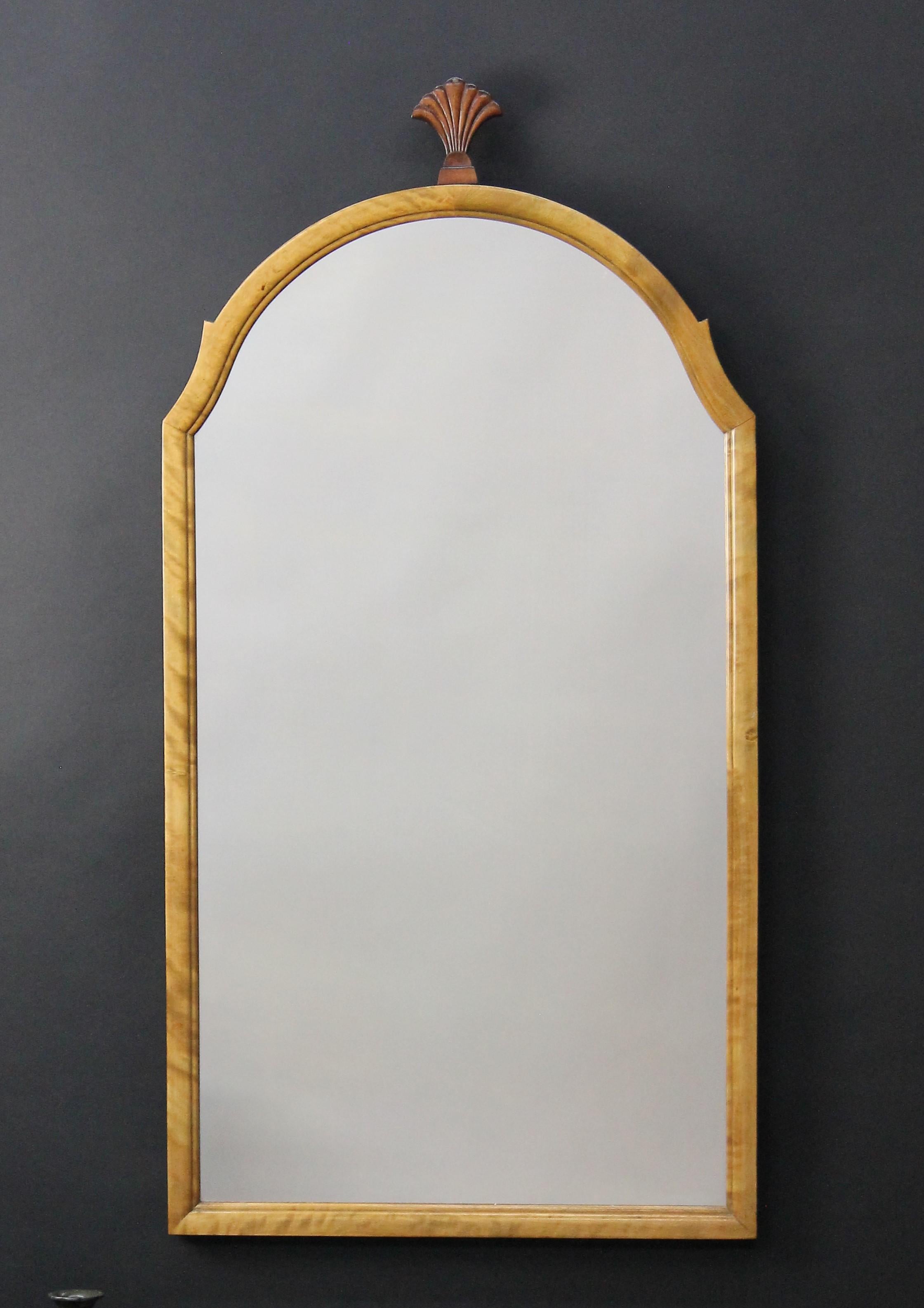 Unusual Swedish Grace Art Deco mirror.
Made in two different colored birchwoods.
Really nice original condition. The mirror plate is also original.
On top is a finely carved crest.



