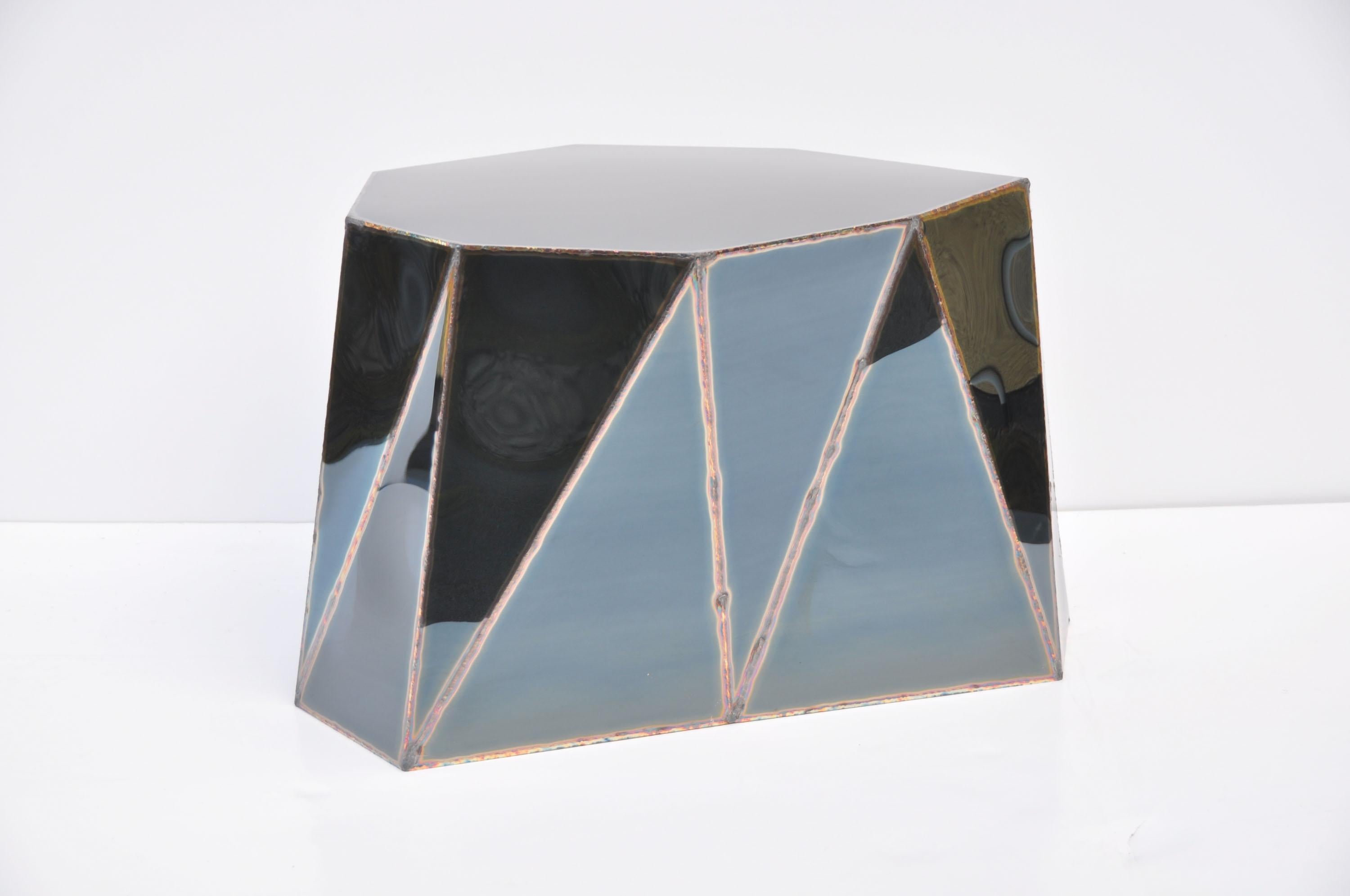 Mesa Mirror de acero inoxidable soldado pulido espejo de Julian Mayor
Edición limitada de 8 + 4AP.
Dimensiones: P 55 x An 75 x Al 45 cm. 
Materiales: Acero inoxidable pulido a espejo.

Julian Mayor es un artista y diseñador británico famoso por sus