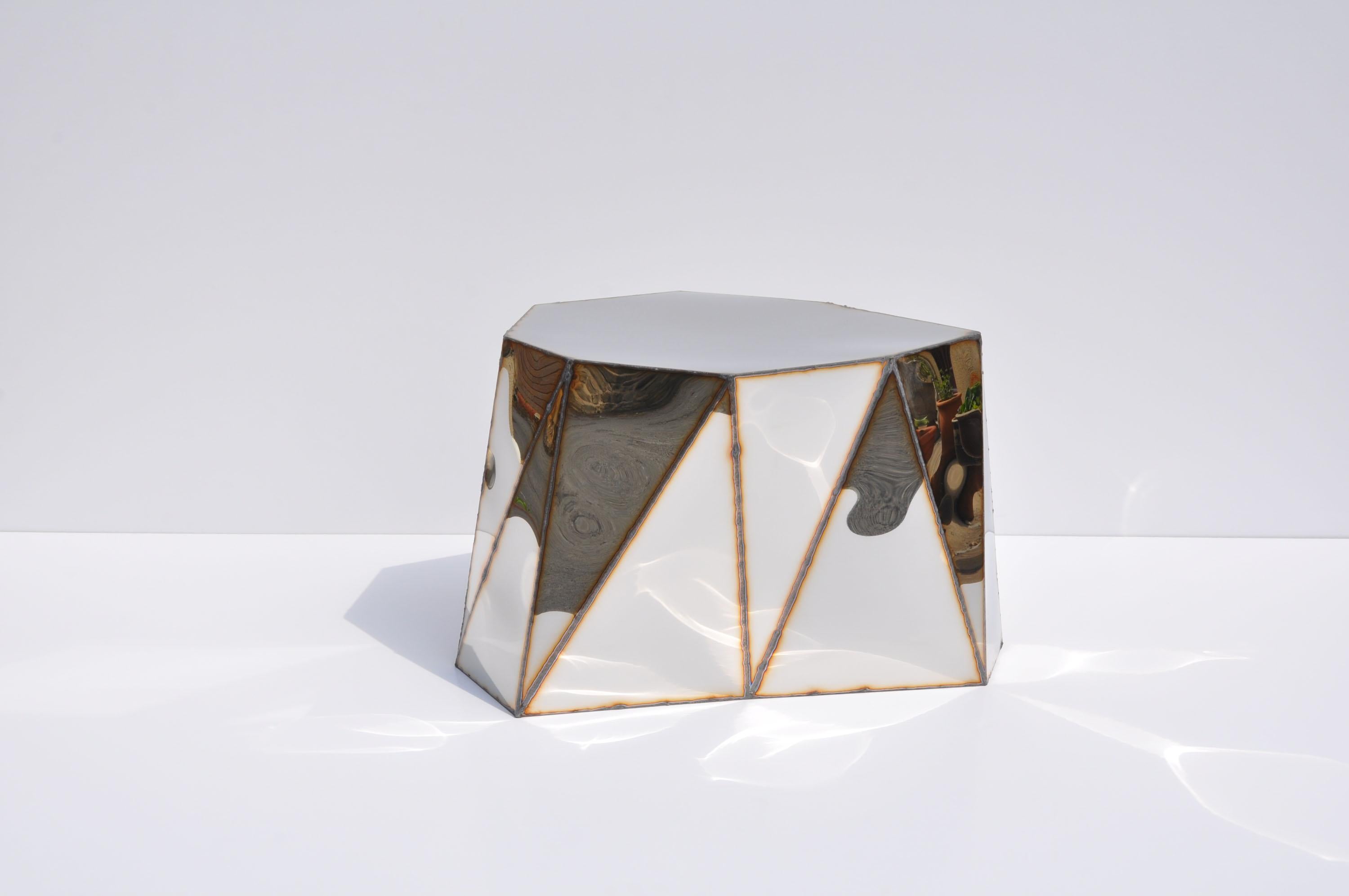 Mesa Mirror de acero inoxidable soldado pulido espejo de Julian Mayor
Edición limitada de 8 + 4AP.
Dimensiones: P 55 x An 75 x Al 45 cm. 
Materiales: Acero inoxidable pulido a espejo.

Julian Mayor es un artista y diseñador británico famoso por sus