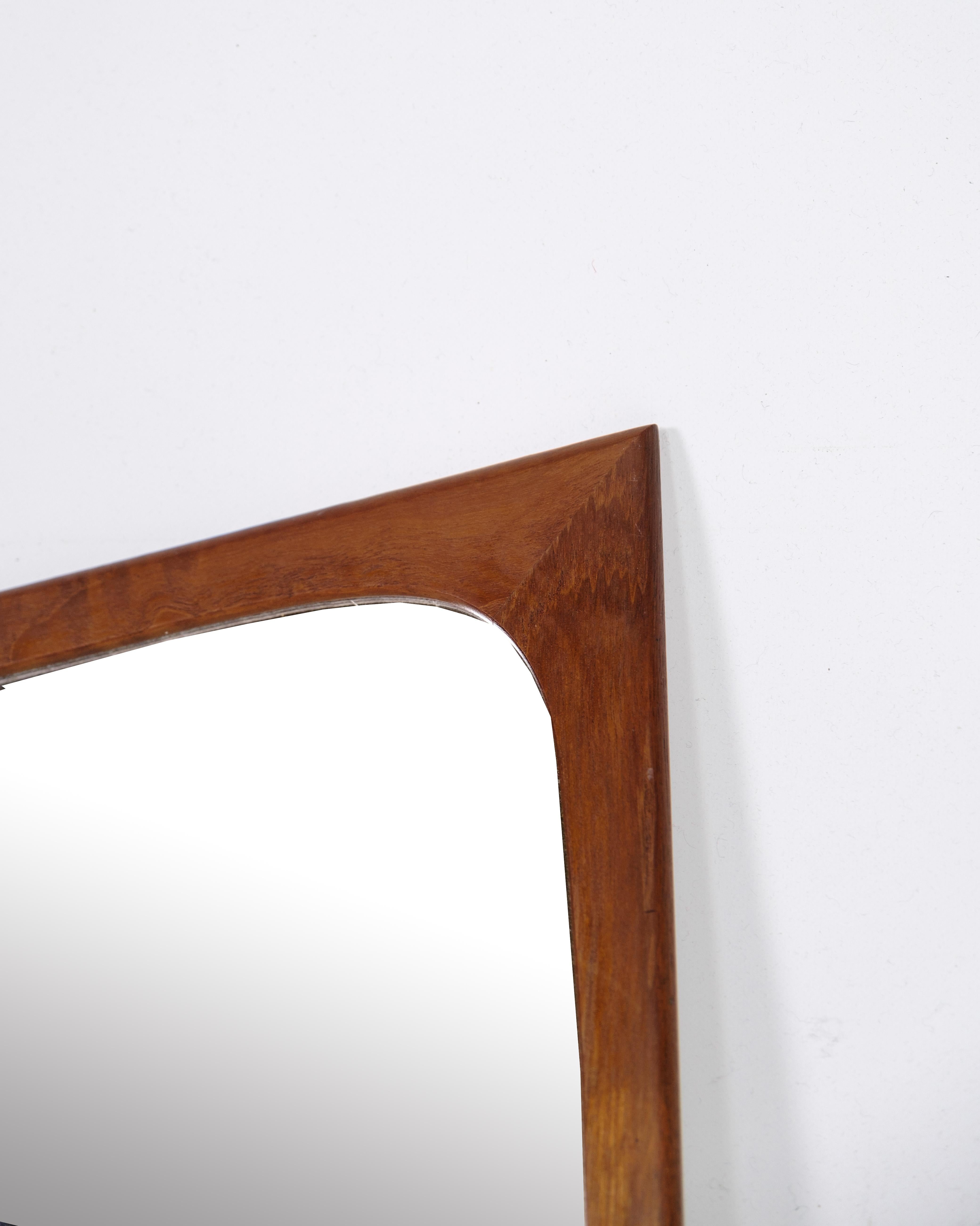 Ein schöner Spiegel mit einem Rahmen aus Teakholz, der von Aksel Kjersgaard in den 1960er Jahren entworfen wurde.

Dieser Spiegel zeigt den zeitlosen Charme und die exquisite Handwerkskunst, die für das dänische Design aus der Mitte des 20.