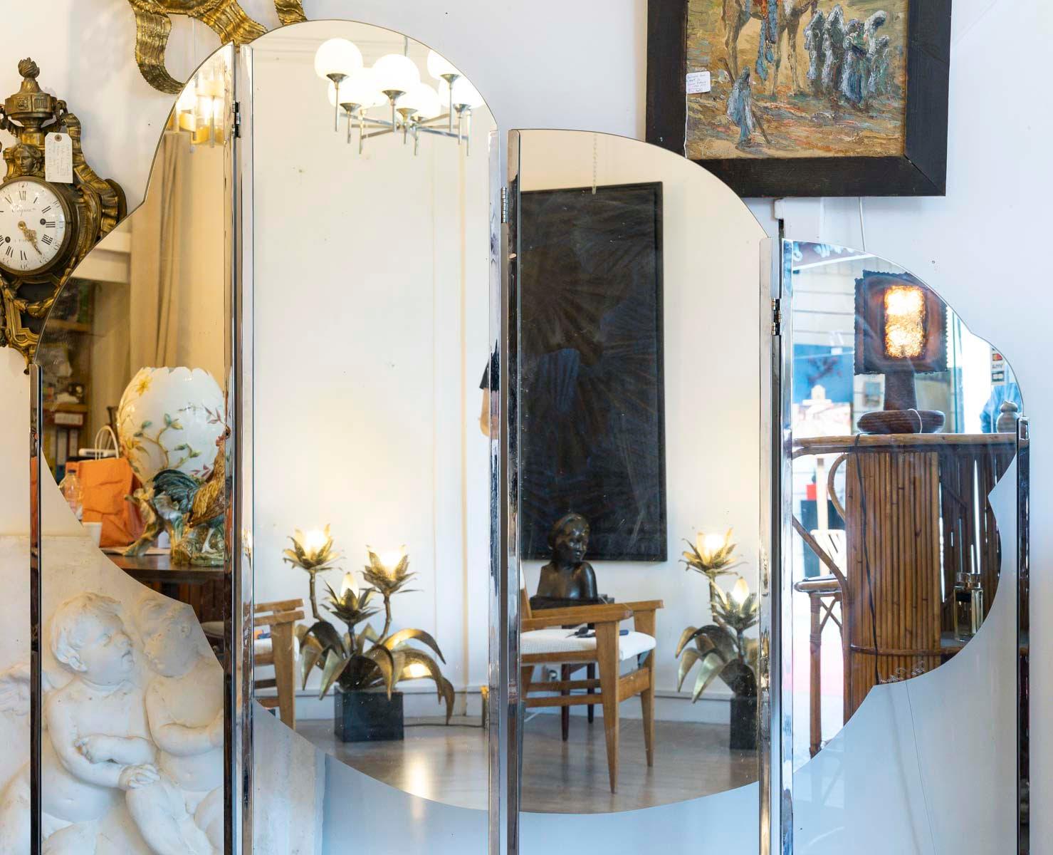 Mirror, triptych, mirror screen from 1973, decorated with a mirrored cloud, by Saint-Gobain.

Large mirrored folding screen, decorated with a mirrored cloud, triptych from 1973, antique silver-plated brass structure, by Saint-Gobain.

H: 180cm, W: