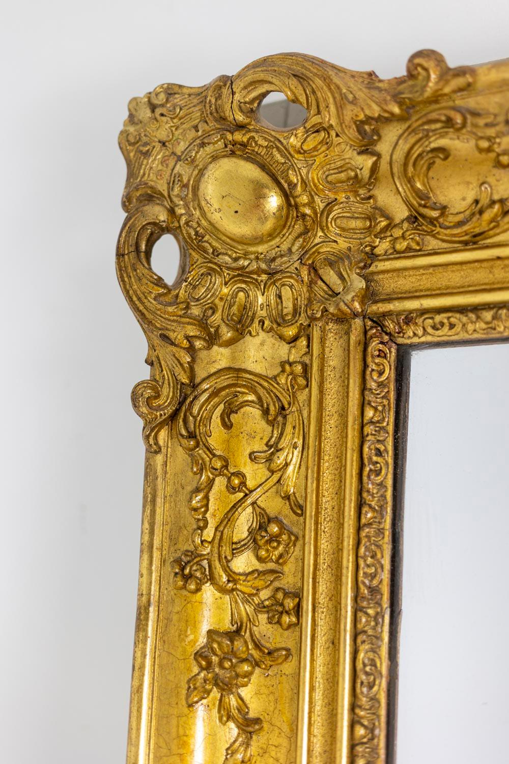 Regency style trumeau in wood and gilded stucco, adorned with cartouches at its four ends and adorned with garlands of foliage and flowers.

French work realized in the 19th century.

Dimensions : H 164 x W 100 x D 9 cm.