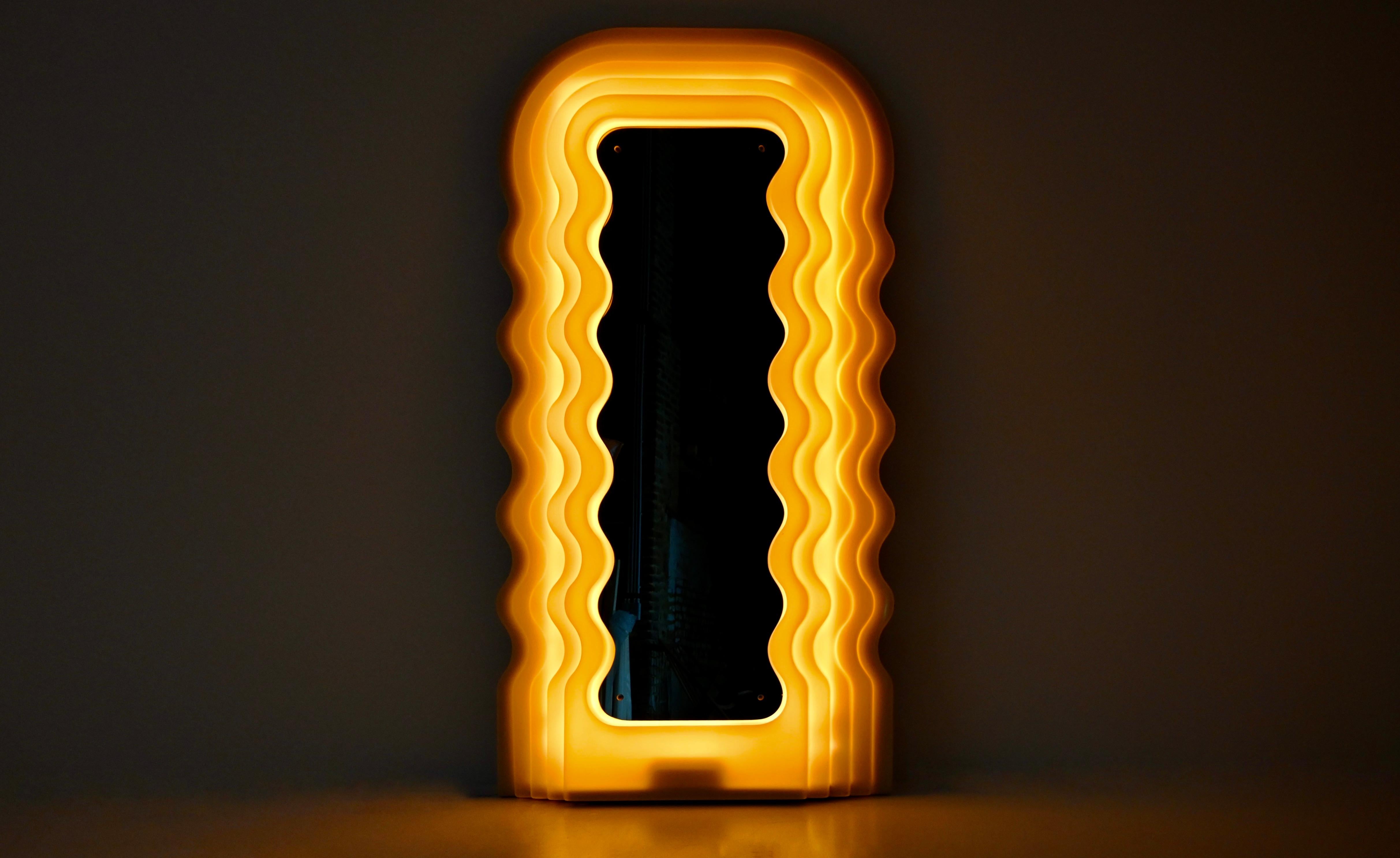 Première édition du magnifique miroir lumineux Ultrafrogola conçu par Ettore Sottsass dans les années 70. Usure due au temps et à l'âge
POUR L'EXPÉDITION, NOUS CONSULTER POUR OBTENIR LE MEILLEUR PRIX
