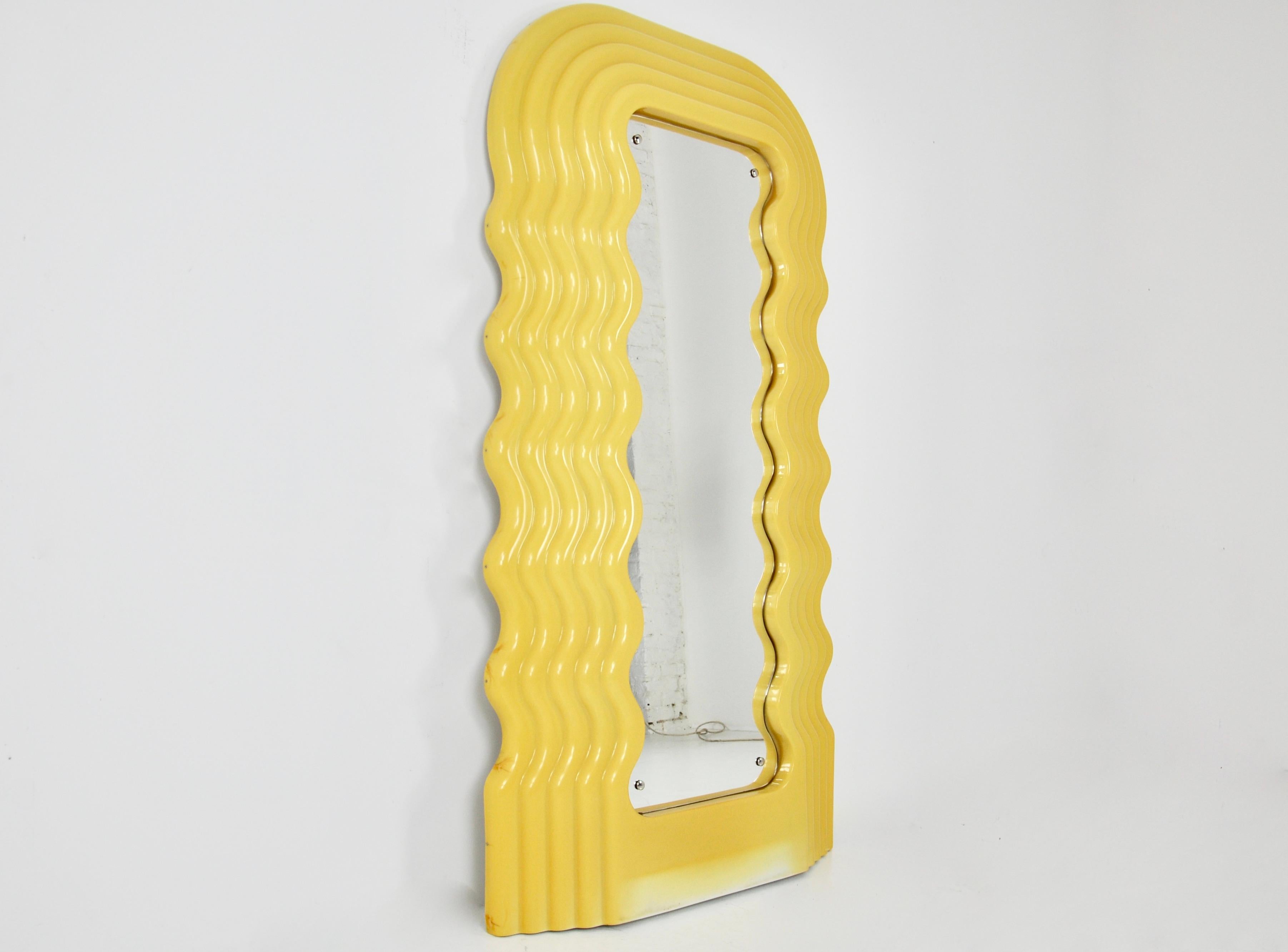 Première édition du miroir lumineux jaune d'Ettore Sottsass. L'âge et l'usure du temps du miroir.