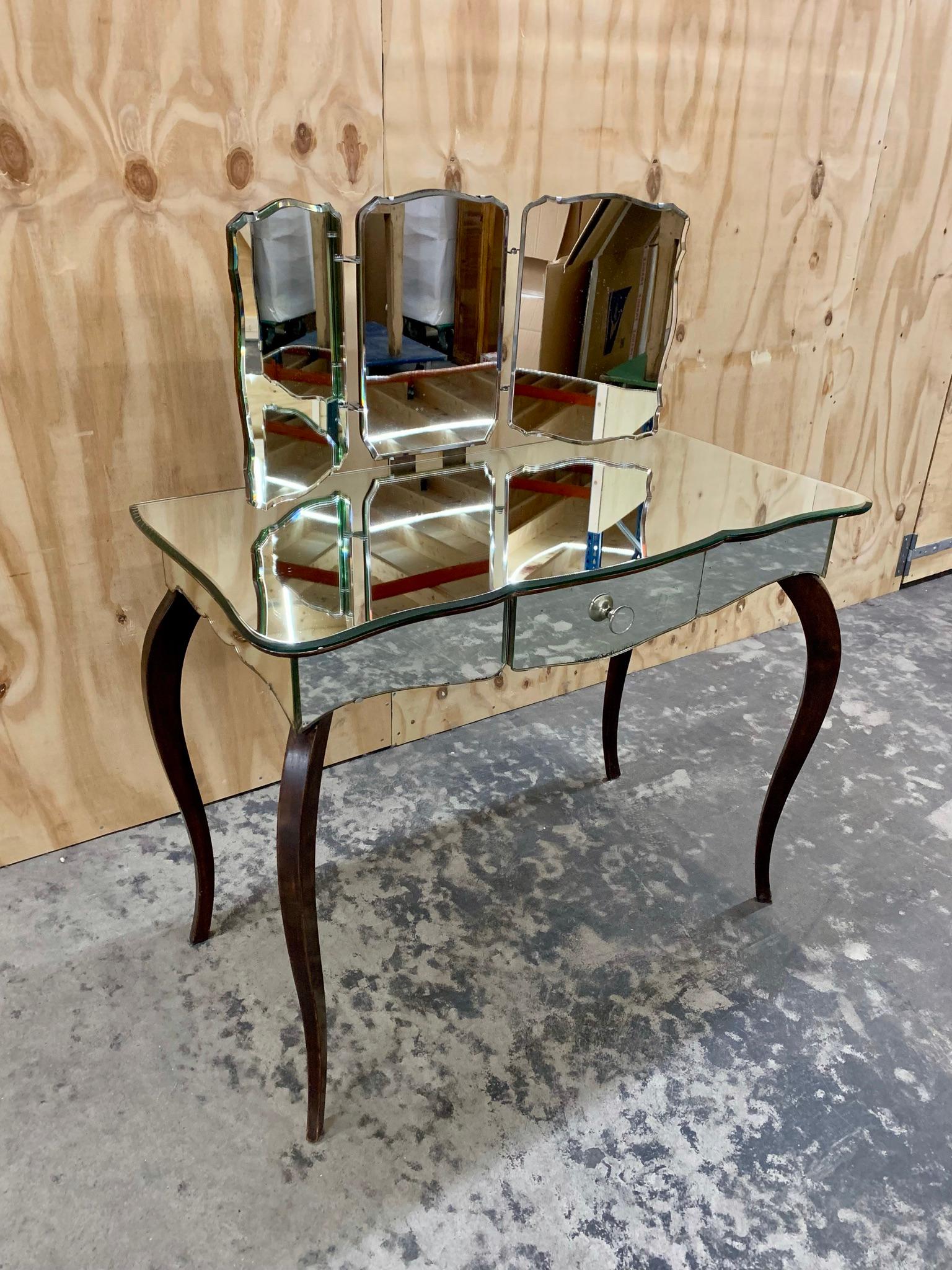 Meuble de toilette vintage français avec miroirs en ailes et tiroir. Le meuble-lavabo a un joli plateau incurvé et est en très bon état - il est patiné mais ne présente pas d'entailles ou de coupures.