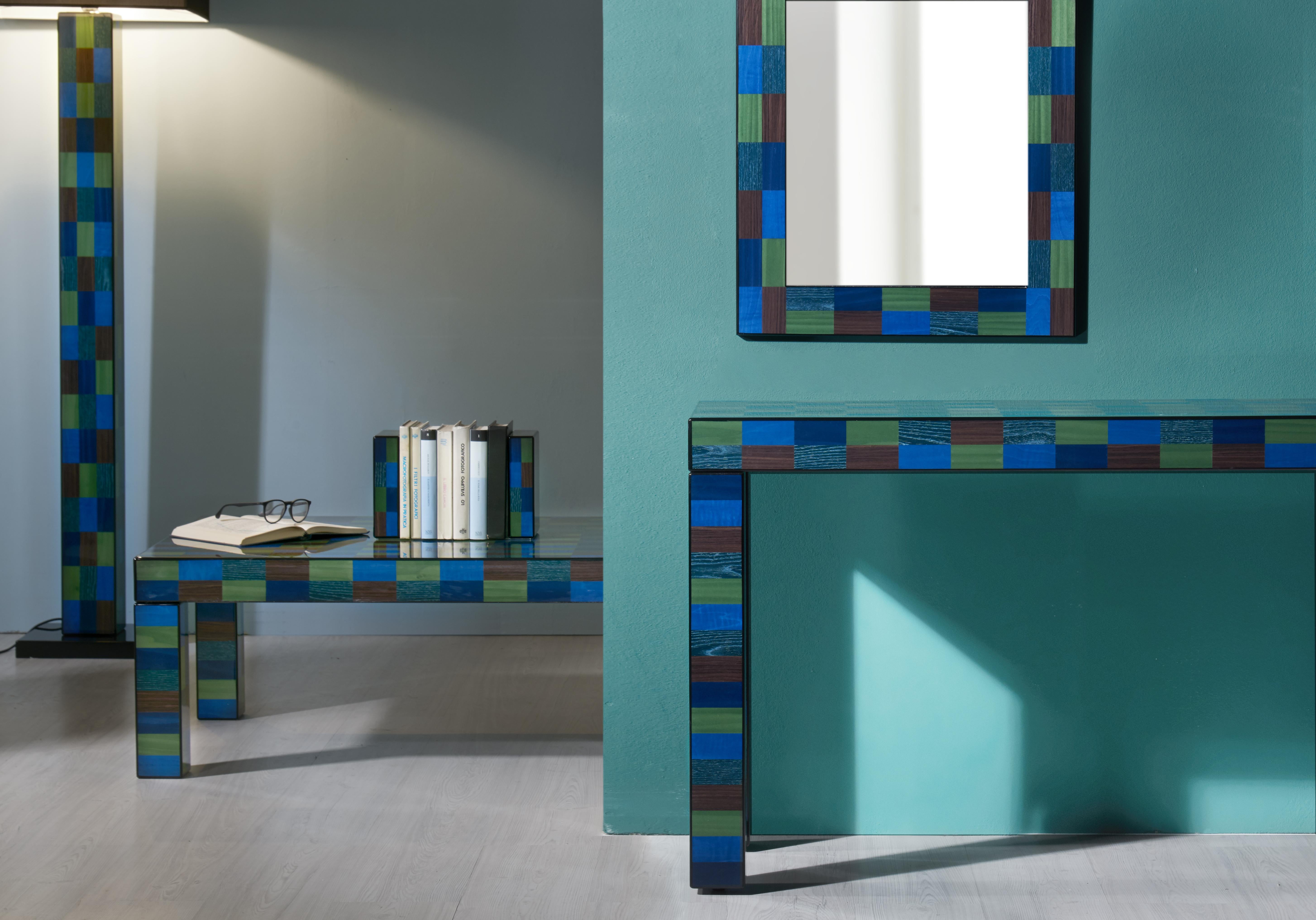 Dieser Spiegel erinnert an die Farben und Geometrien moderner Kunstwerke und setzt einen leuchtenden und raffinierten Akzent an der Wand in minimalistischen oder eklektischen Innenräumen. Das Stück zeichnet sich durch einen rechteckigen Holzrahmen