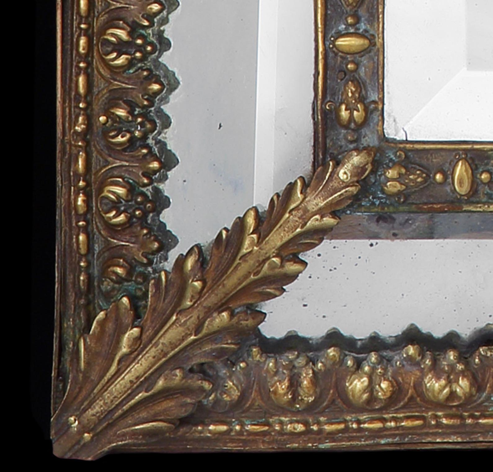 Specchio da parete in ottone Repousse barocca Maschera di leone fiammingo Testa di fiore a volute d'acanto in vendita 2
