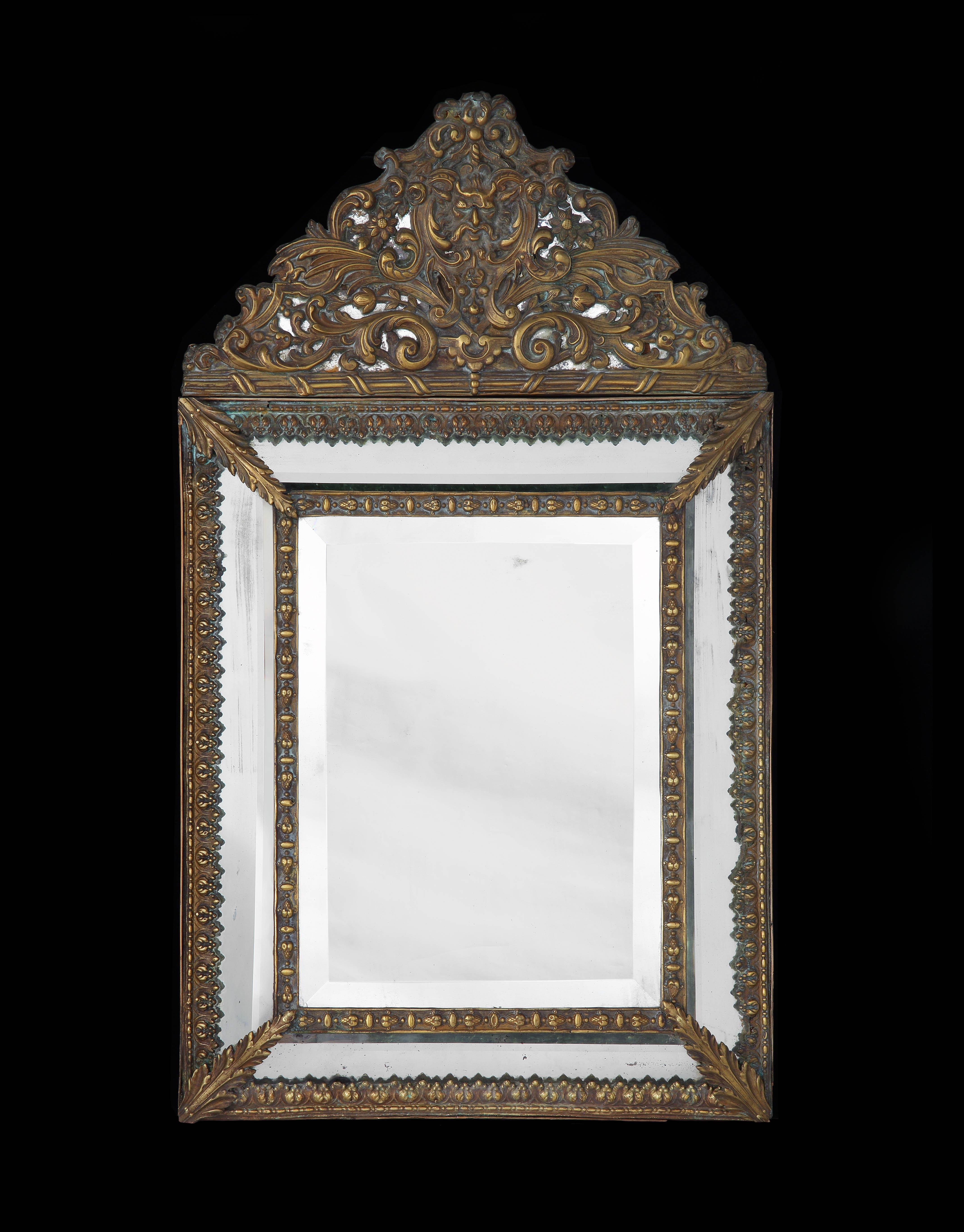 Il piatto centrale smussato originale con alcuni segni di foxing è circondato da un bordo stilizzato di ghiande e teste di fiori. Circondato da quattro sezioni smussate a sbalzo della lastra di specchio originale con foxing, divise da un singolo
