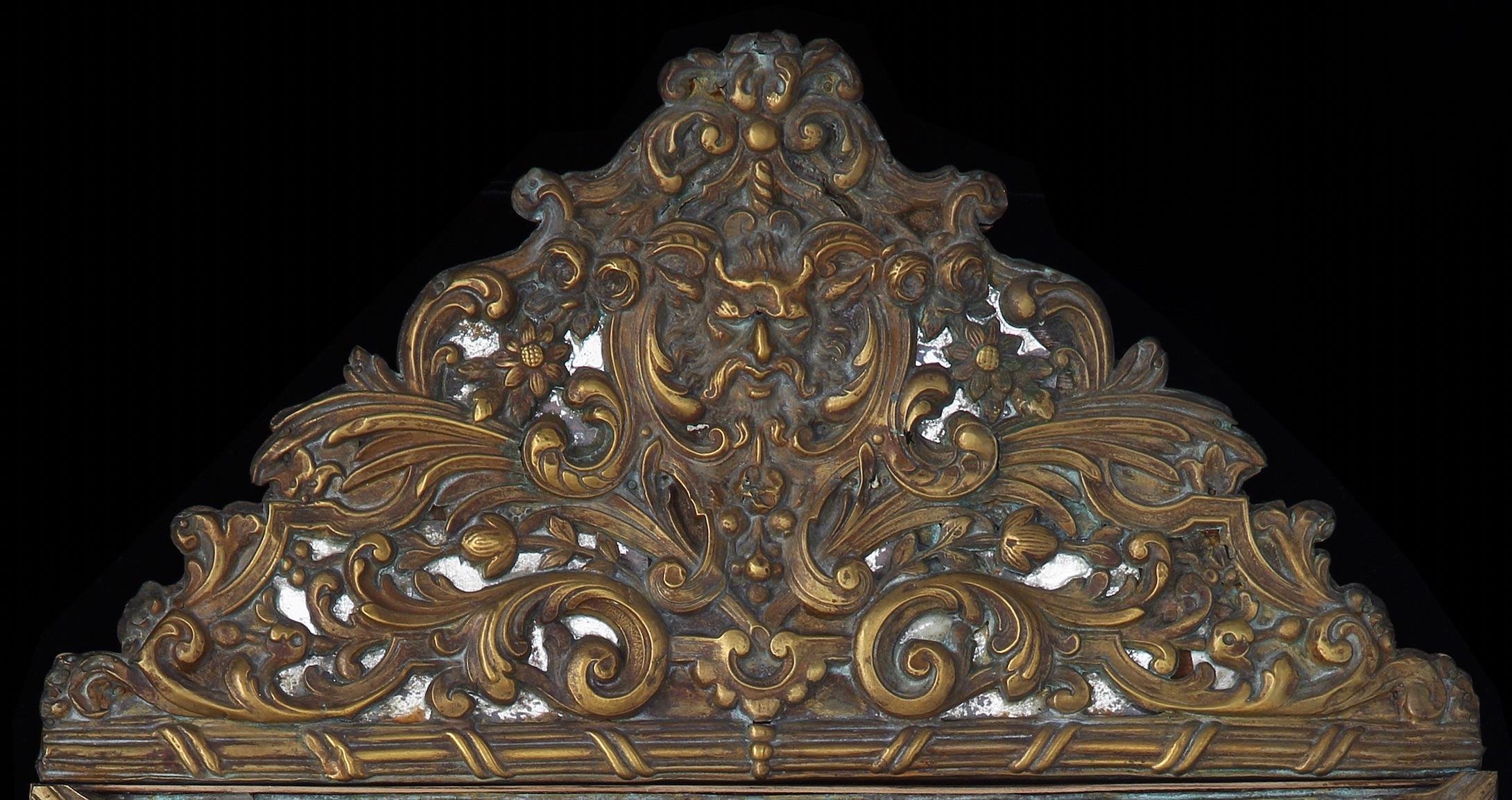Barocco Specchio da parete in ottone Repousse barocca Maschera di leone fiammingo Testa di fiore a volute d'acanto in vendita