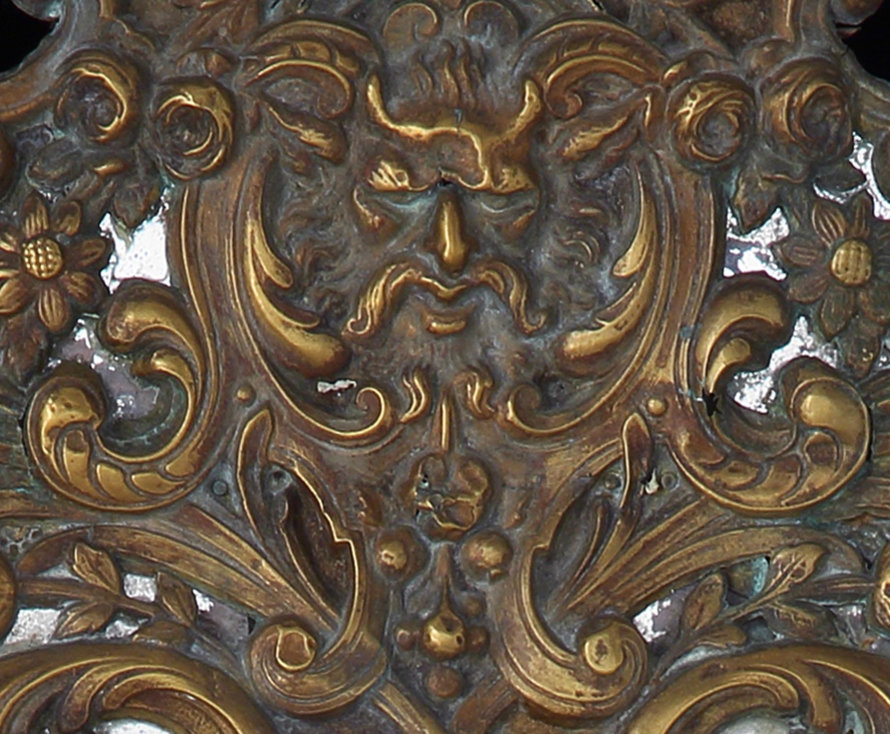 Belga Specchio da parete in ottone Repousse barocca Maschera di leone fiammingo Testa di fiore a volute d'acanto in vendita