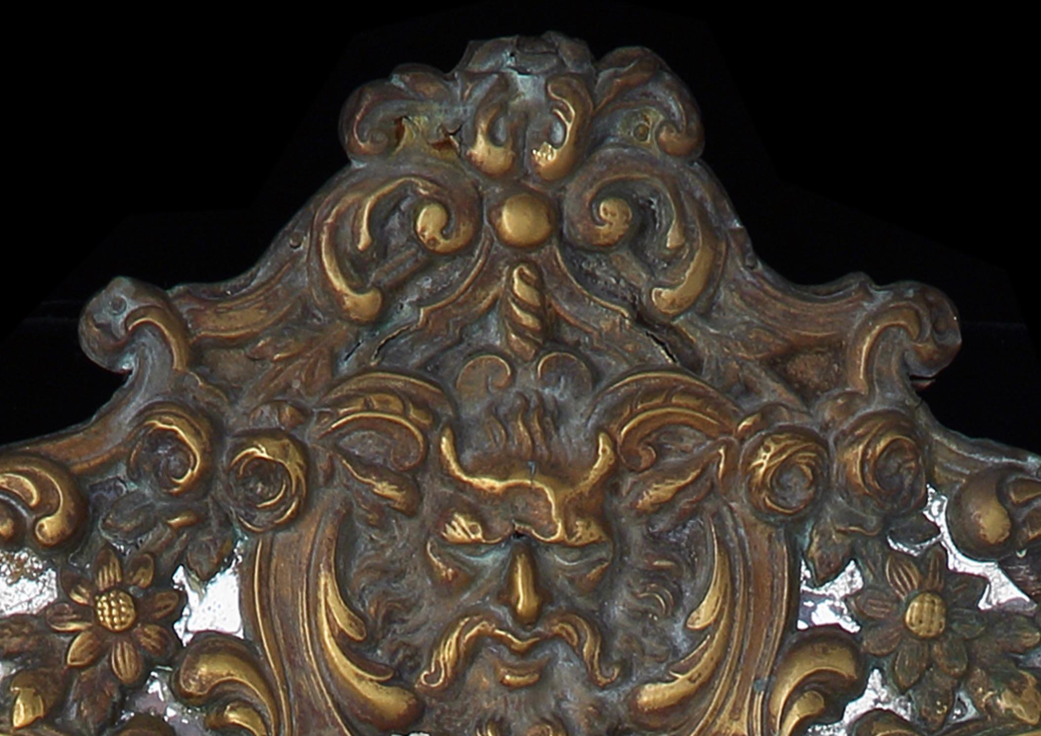 Sbalzo Specchio da parete in ottone Repousse barocca Maschera di leone fiammingo Testa di fiore a volute d'acanto in vendita