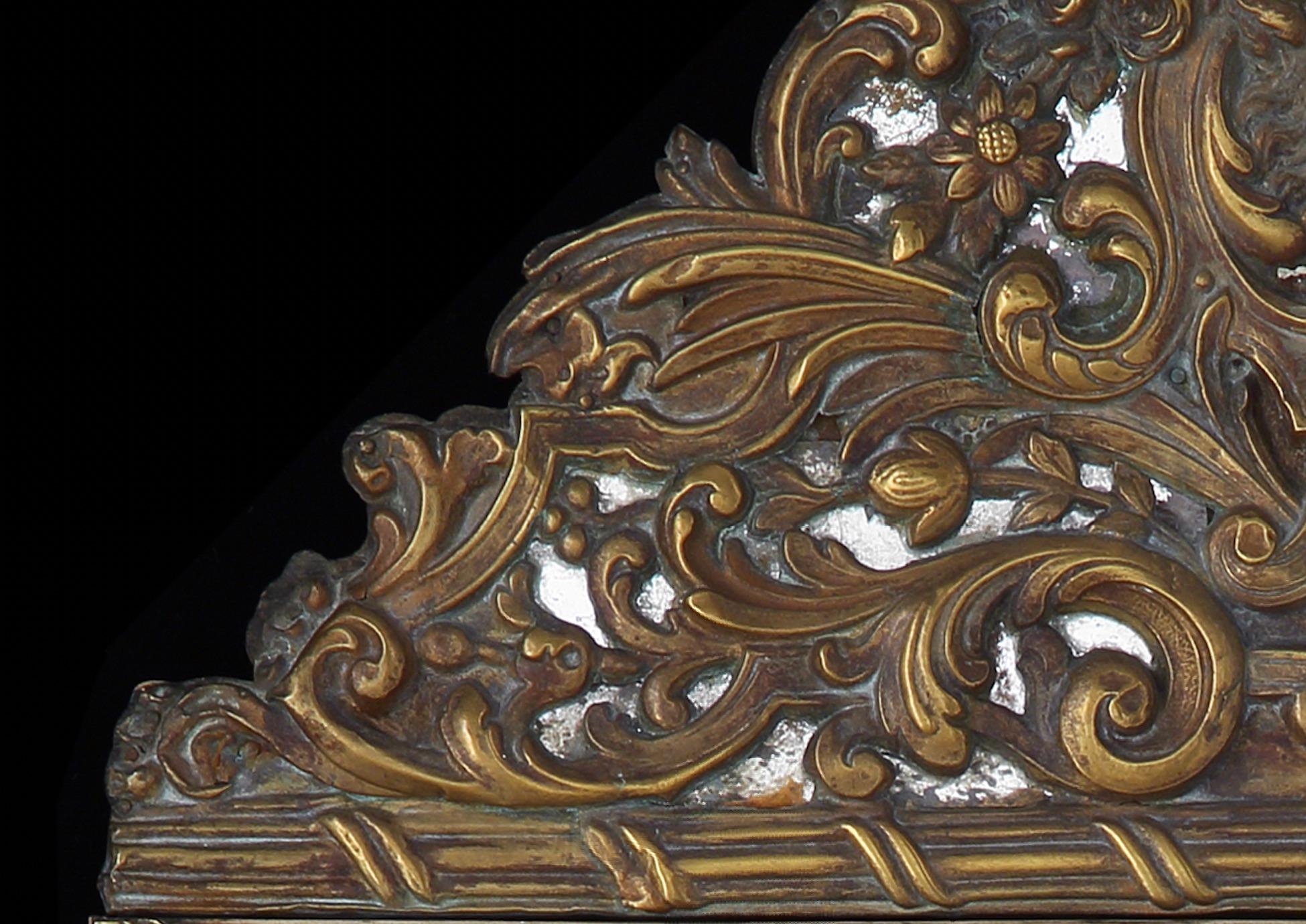 Specchio da parete in ottone Repousse barocca Maschera di leone fiammingo Testa di fiore a volute d'acanto In condizioni buone in vendita a BUNGAY, SUFFOLK