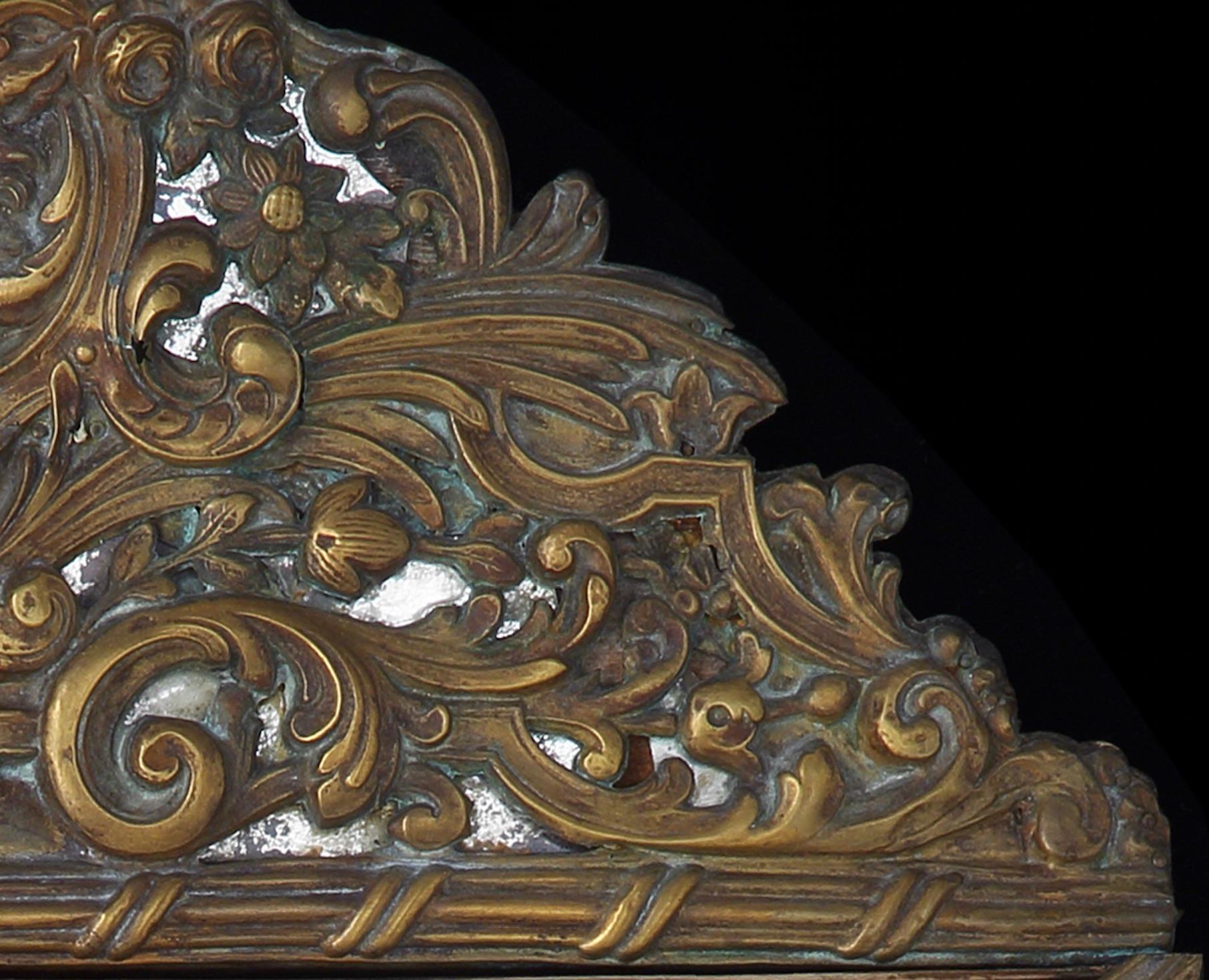XVIII secolo Specchio da parete in ottone Repousse barocca Maschera di leone fiammingo Testa di fiore a volute d'acanto in vendita