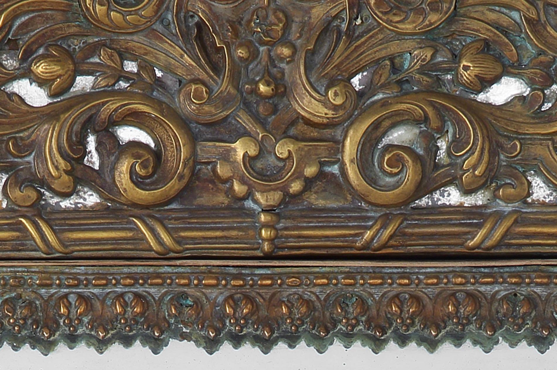 Ottone Specchio da parete in ottone Repousse barocca Maschera di leone fiammingo Testa di fiore a volute d'acanto in vendita