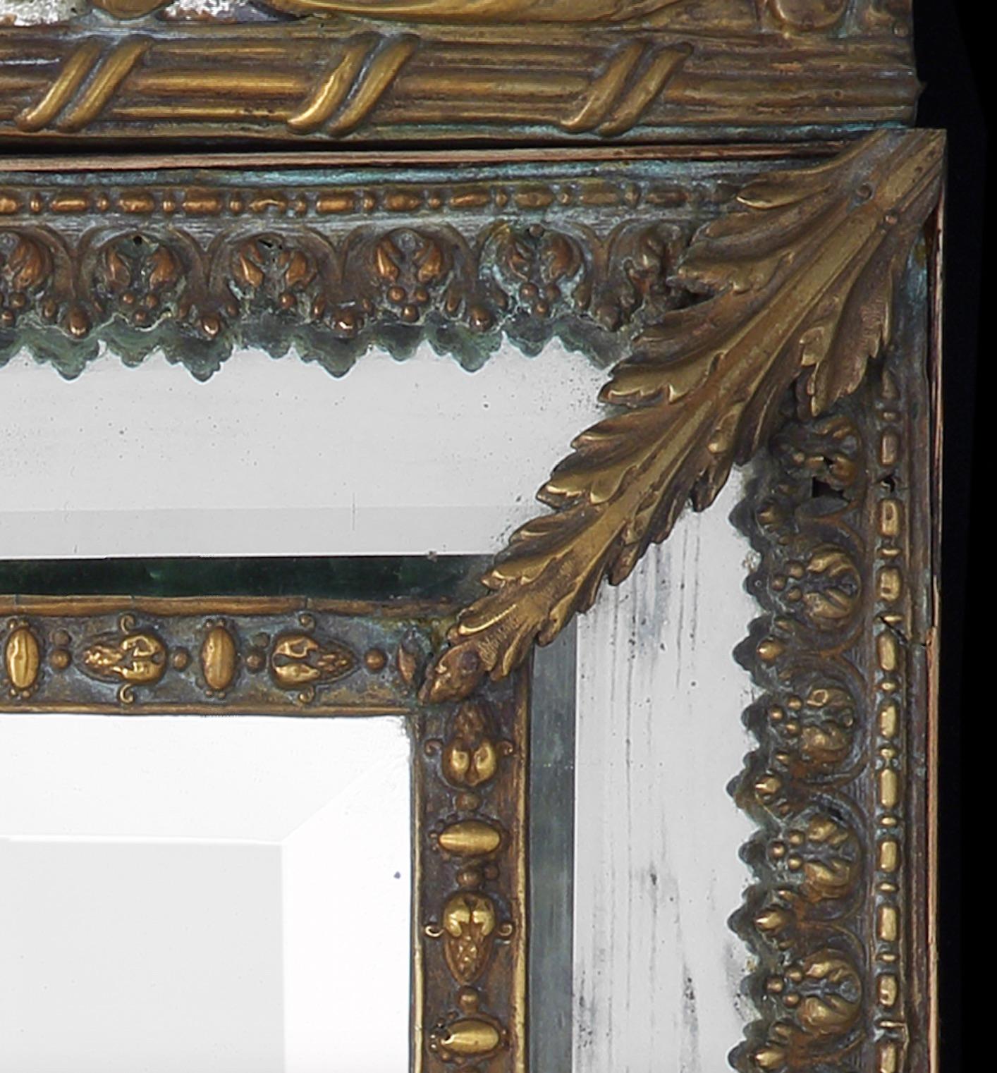 Specchio da parete in ottone Repousse barocca Maschera di leone fiammingo Testa di fiore a volute d'acanto in vendita 1