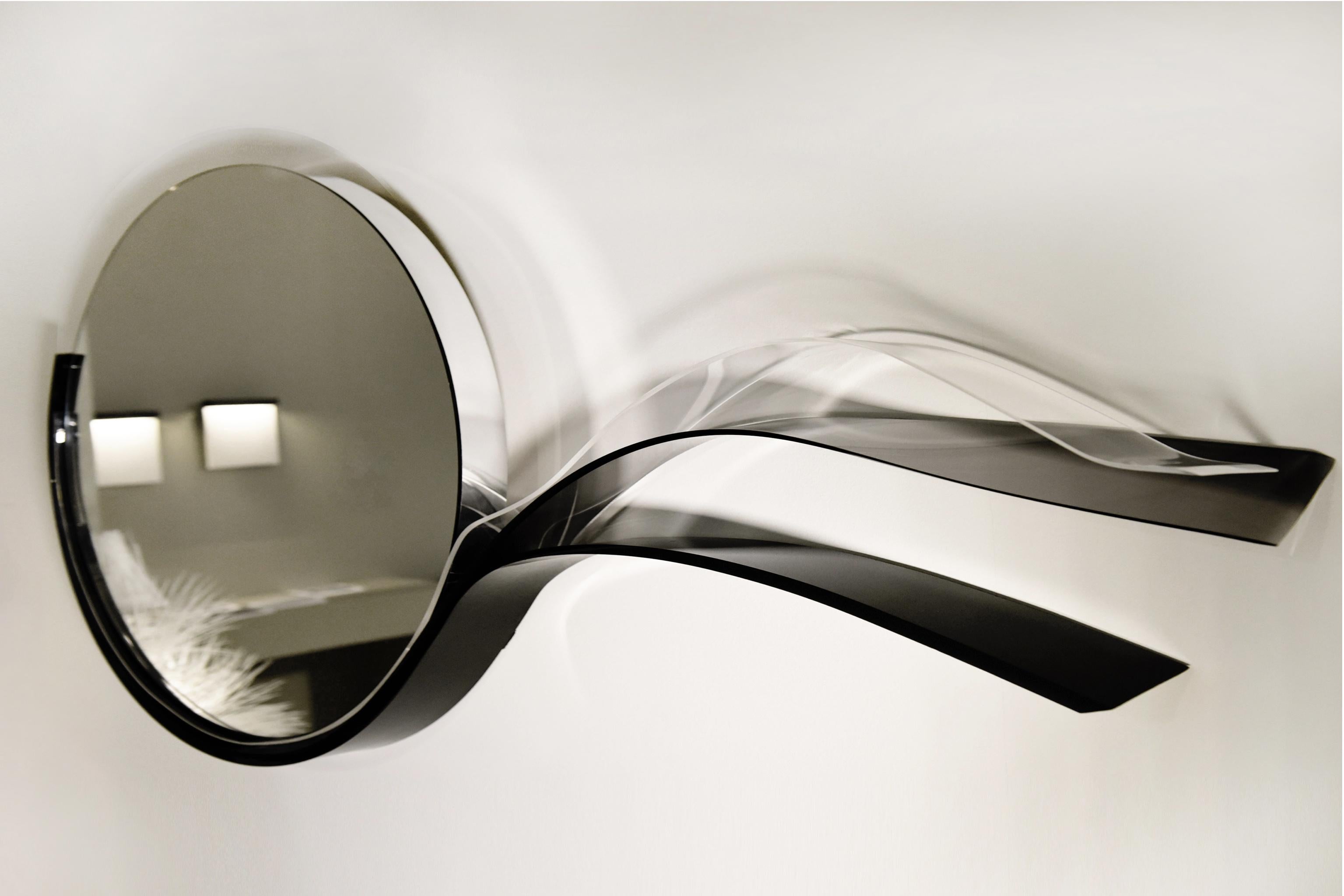 Wave Mirror est un miroir qui fait partie de la collection Black Sea créée par l'artiste designer Raoul Gilioli. L'artiste s'est inspiré de la mer (thème très présent dans toutes les œuvres de Gilioli) la nuit avec ses reflets et sa magie.
Les