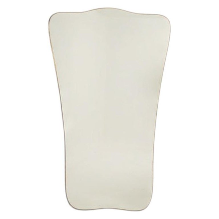 Miroir avec un cadre en laiton doré et patiné, dans le style de Gio Ponti. en vente