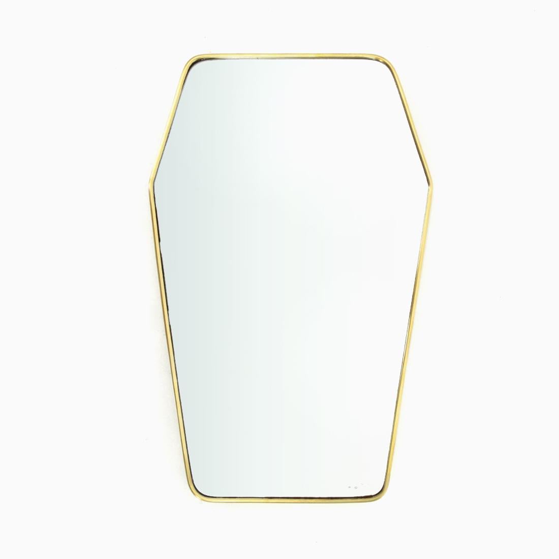 Mirror of Italian manufacture produced in the 1950s.
Wooden structure.
Brass frame.
Mirrored glass.
Structure in good condition, some marks and halos on the mirror.

Dimensions: Length 38 cm, depth 2.5 cm, height 60 cm.