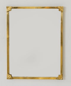 Specchio con cornice in ottone, angoli decorati con motivi a forma di conchiglia, fine del XX secolo