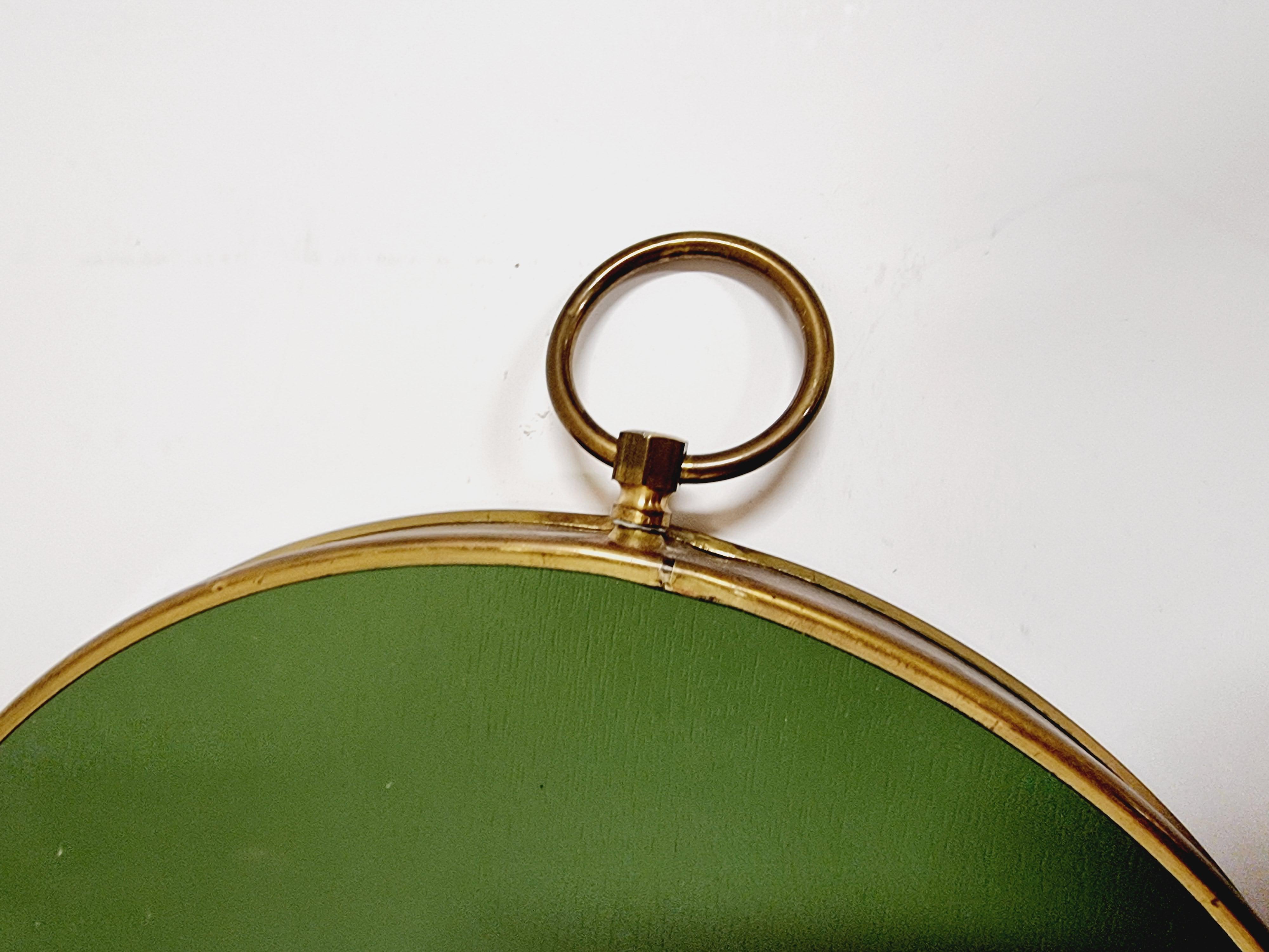 italien Miroir avec cadre en laiton, en forme de montre de poche, style mi-siècle moderne en vente