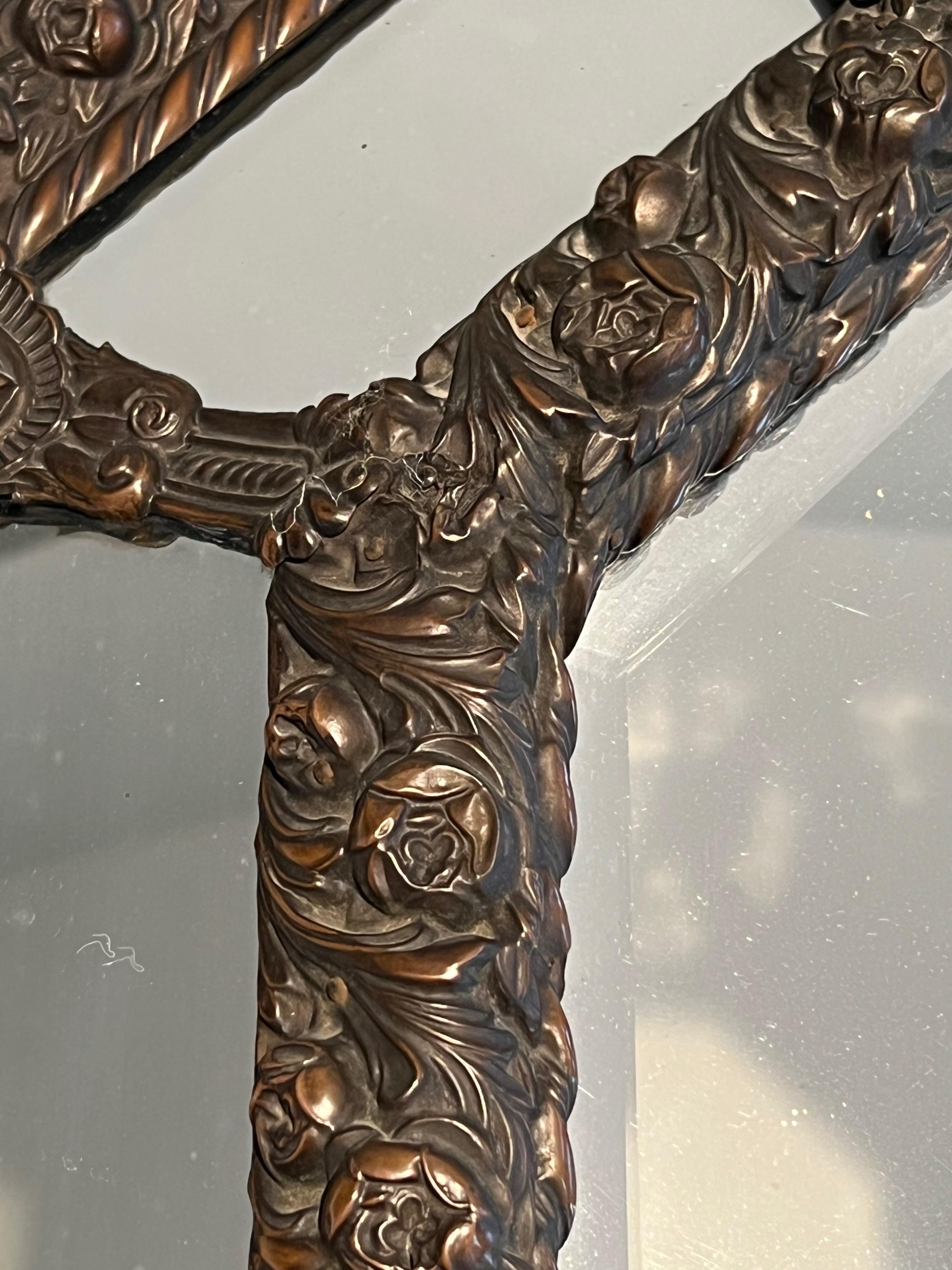 Specchio con Pares chiuse in rame Repoussé decorato con ghirlande di fiori in vendita 8