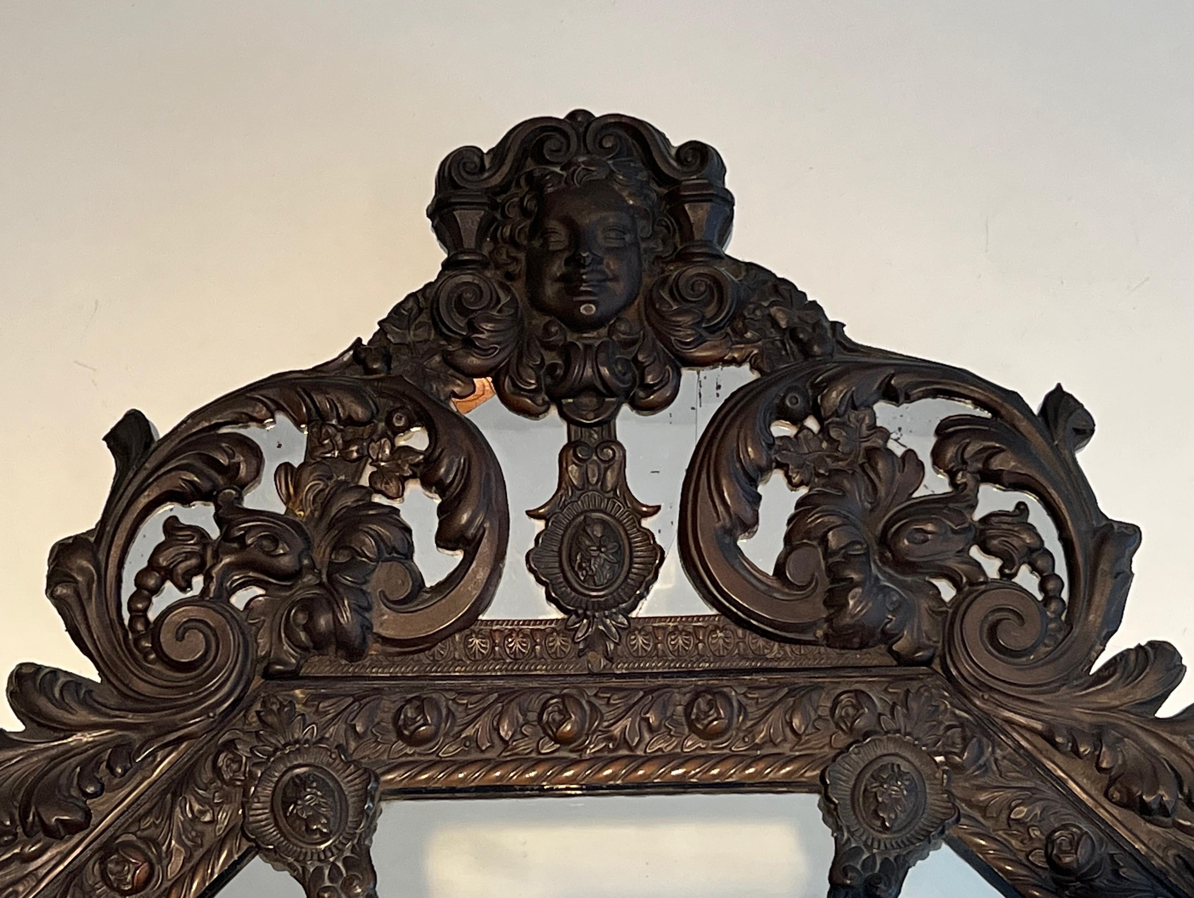 Specchio con Pares chiuse in rame Repoussé decorato con ghirlande di fiori in vendita 9