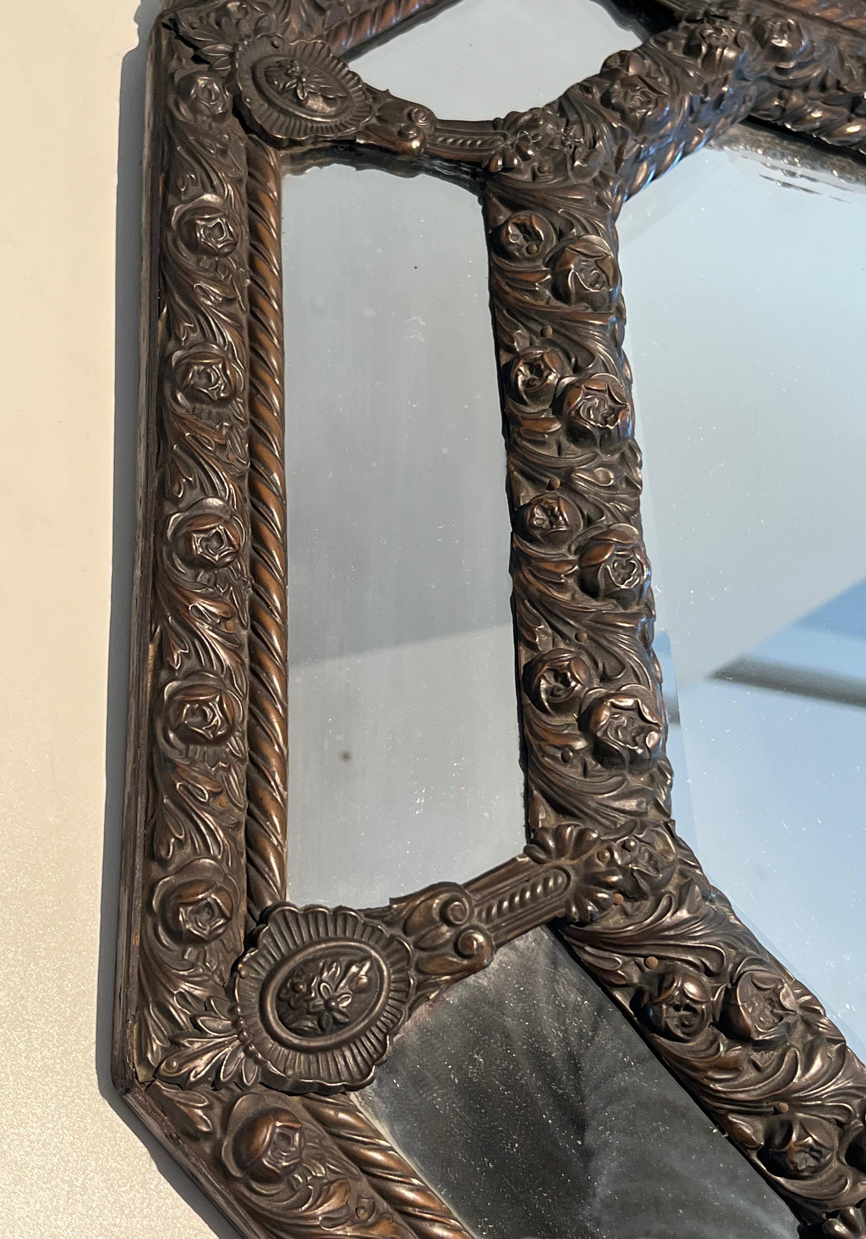 Francese Specchio con Pares chiuse in rame Repoussé decorato con ghirlande di fiori in vendita