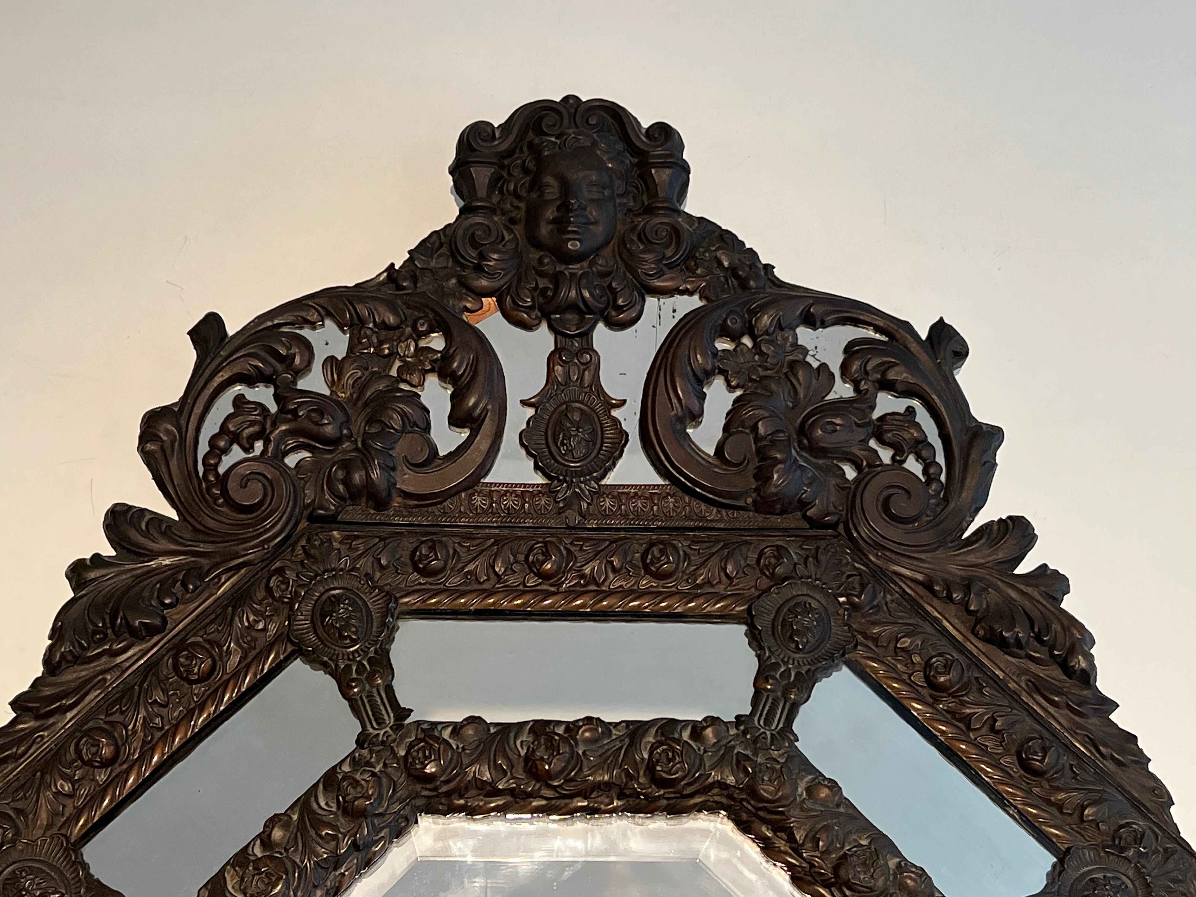 Fine XIX secolo Specchio con Pares chiuse in rame Repoussé decorato con ghirlande di fiori in vendita